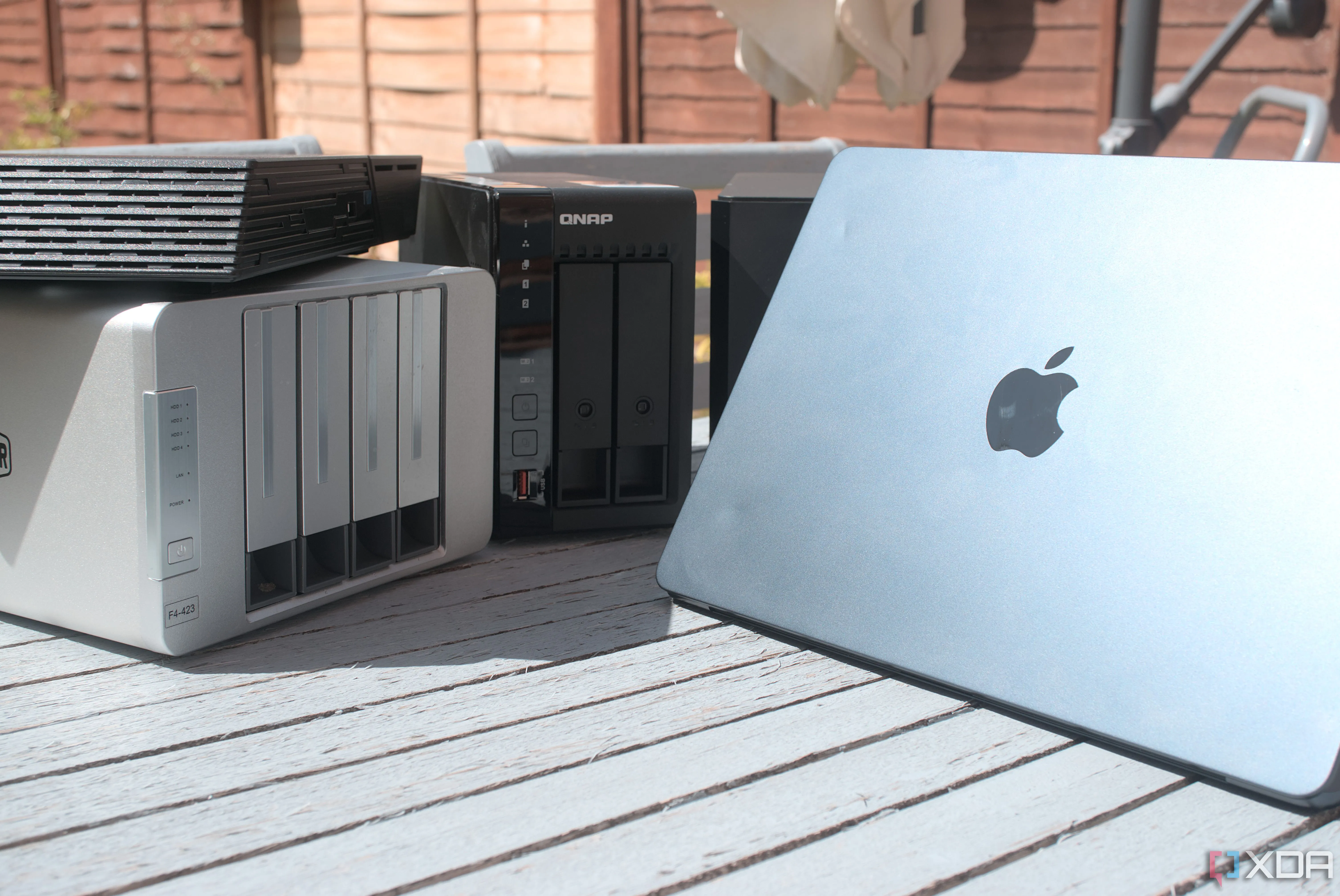 Ảnh chụp MacBook kết nối với thiết bị NAS, minh họa việc sử dụng NAS từ máy tính bàn