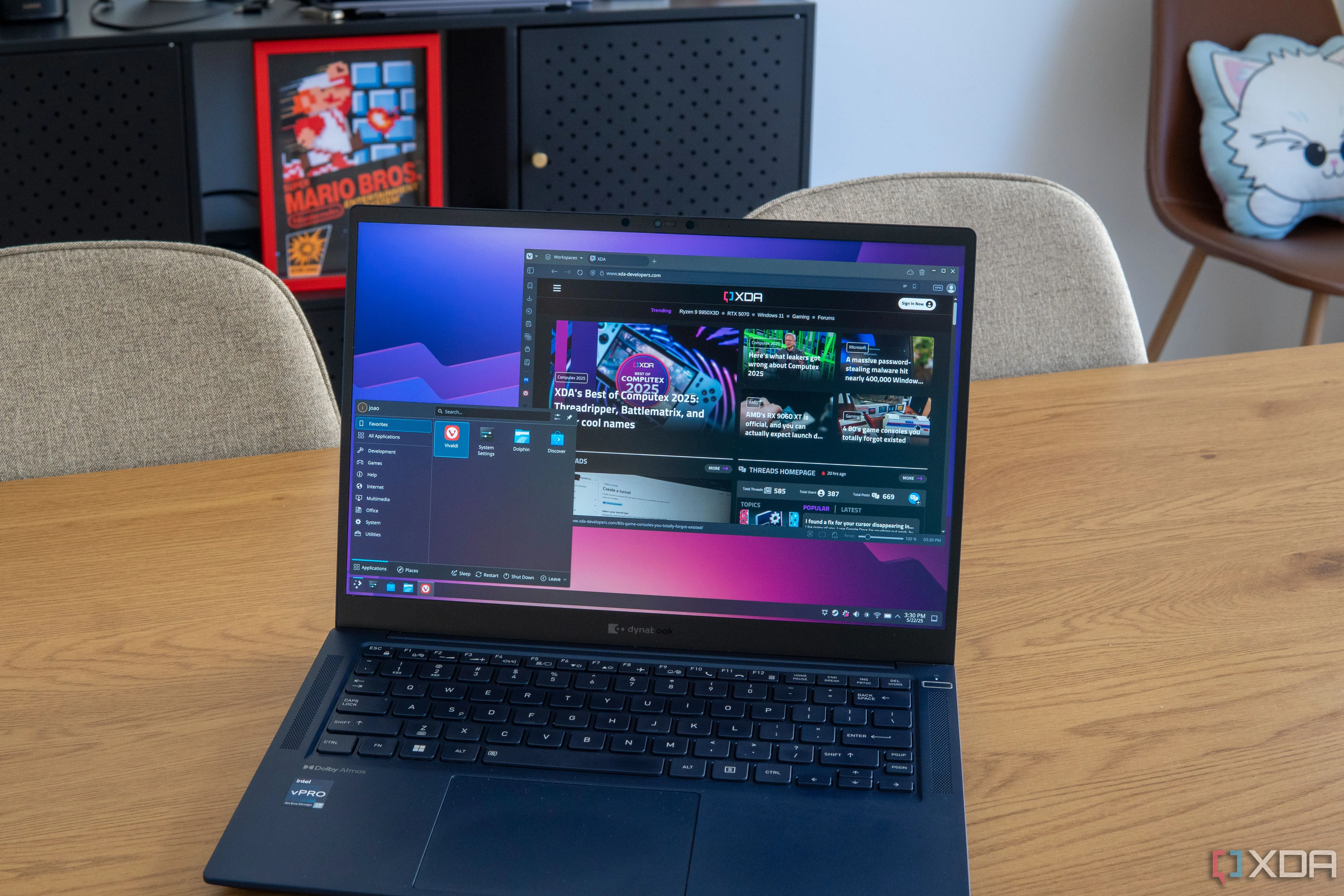 Ảnh chụp màn hình laptop chạy Arch Linux hiển thị trình duyệt, liên quan đến việc sử dụng Linux cho NAS