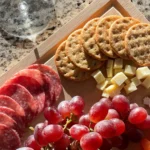 Ảnh chụp một đĩa đồ ăn (charcuterie board) cho thấy chất lượng camera iPhone 16 Pro trong điều kiện ánh sáng nhất định.