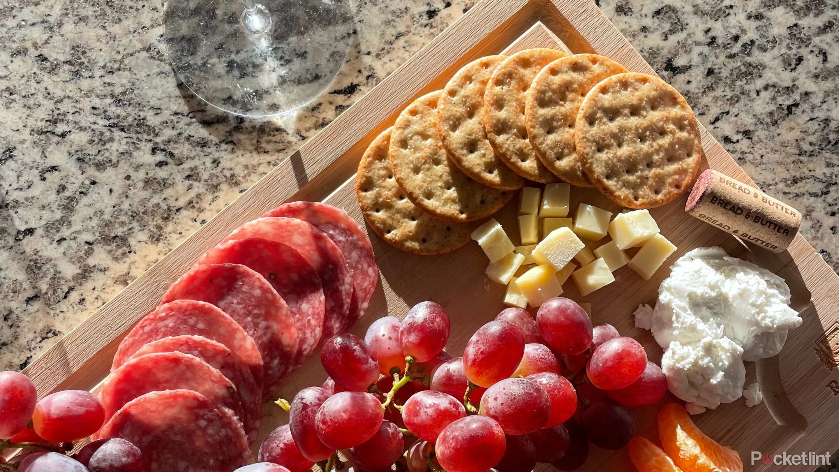 Ảnh chụp một đĩa đồ ăn (charcuterie board) cho thấy chất lượng camera iPhone 16 Pro trong điều kiện ánh sáng nhất định.