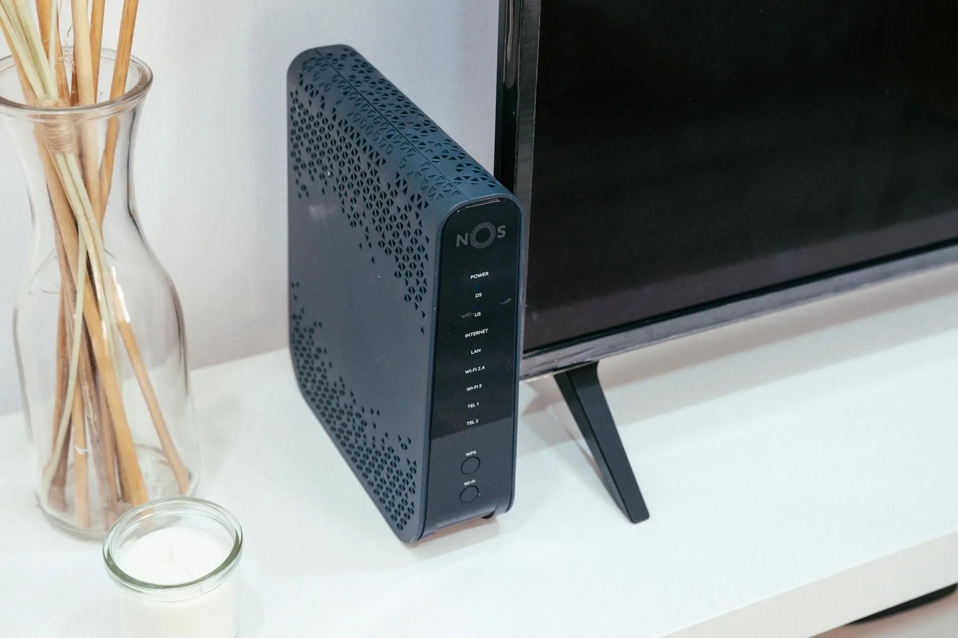 Bộ định tuyến mạng trong không gian gia đình, liên quan đến việc định tuyến internet và truy cập dịch vụ.