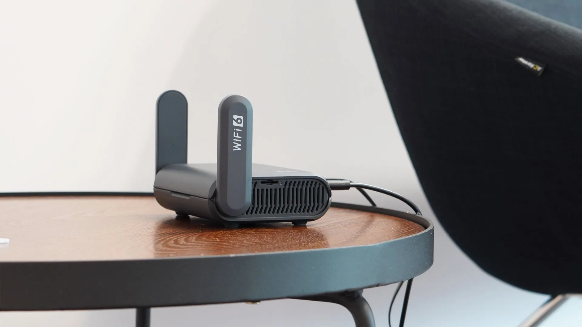 Bộ định tuyến (router) minh họa thiết bị quản lý mạng, nơi thường cấu hình port forwarding.