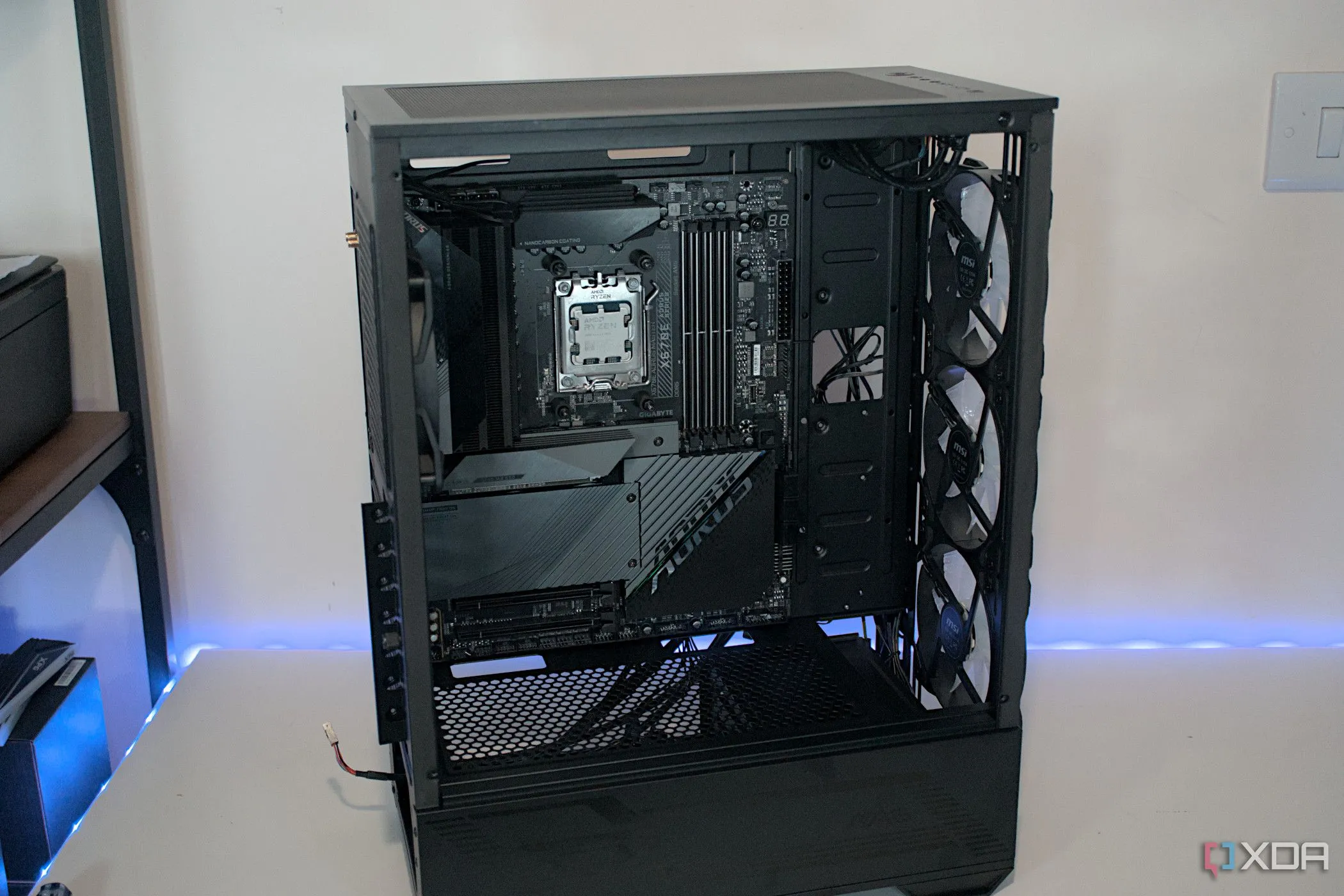Bo mạch chủ MSI MAG Forge 112R được lắp đặt trong vỏ case PC mini, minh họa cho phần cứng của NAS tại nhà