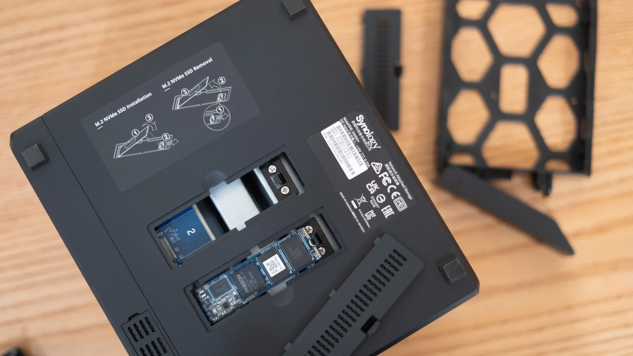 Các khe cắm SSD NVMe trên thiết bị NAS Synology DS925+, minh họa khả năng mở rộng lưu trữ