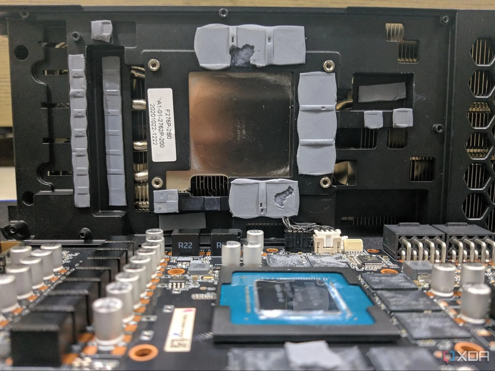 Các thành phần bên trong card đồ họa RTX, bao gồm chip xử lý (die), tản nhiệt và thermal pad