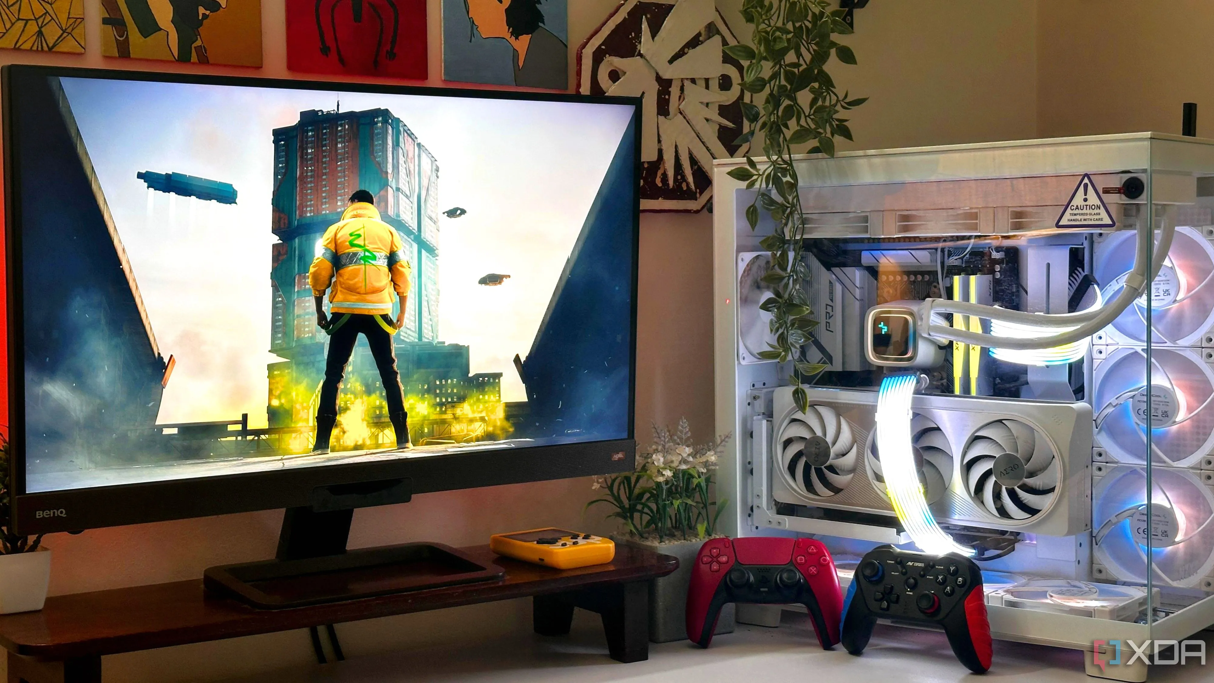 Cài đặt PC với Cyberpunk 2077 trên màn hình, thể hiện game đồ họa cao đòi hỏi cấu hình mạnh