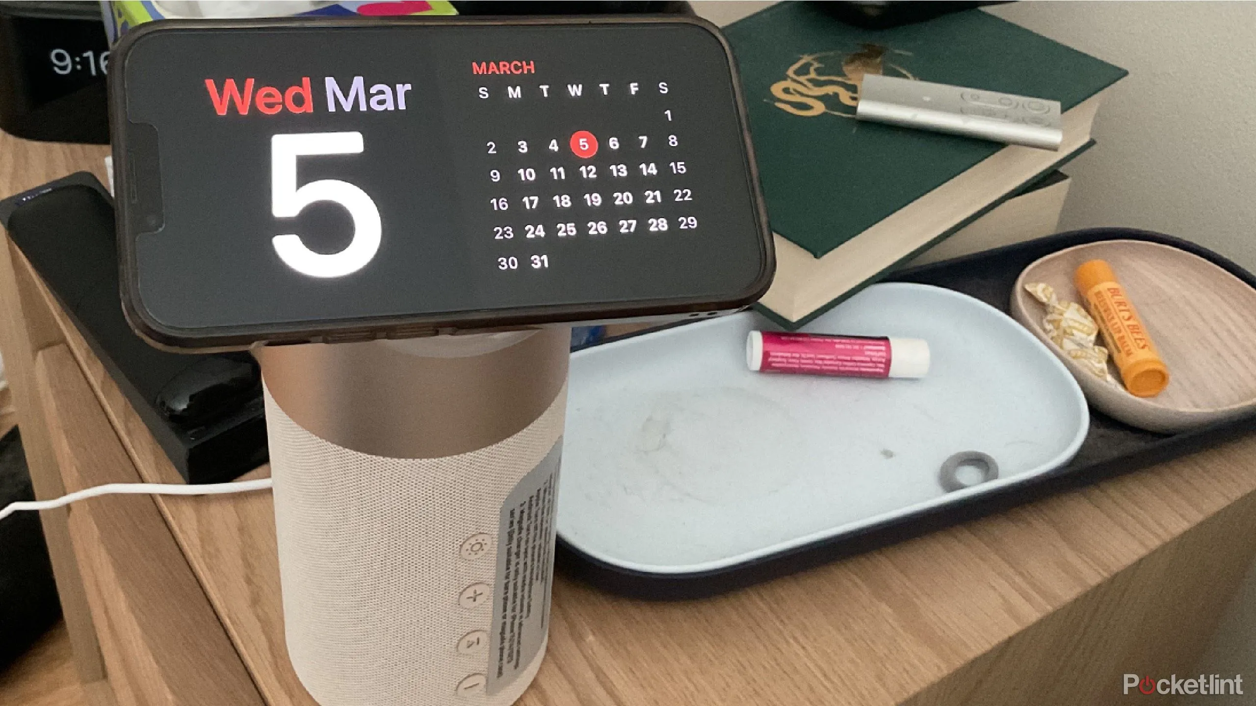 Chế độ StandBy trên iPhone hiển thị widget lịch, một ví dụ về tính năng nhỏ mang lại trải nghiệm tốt