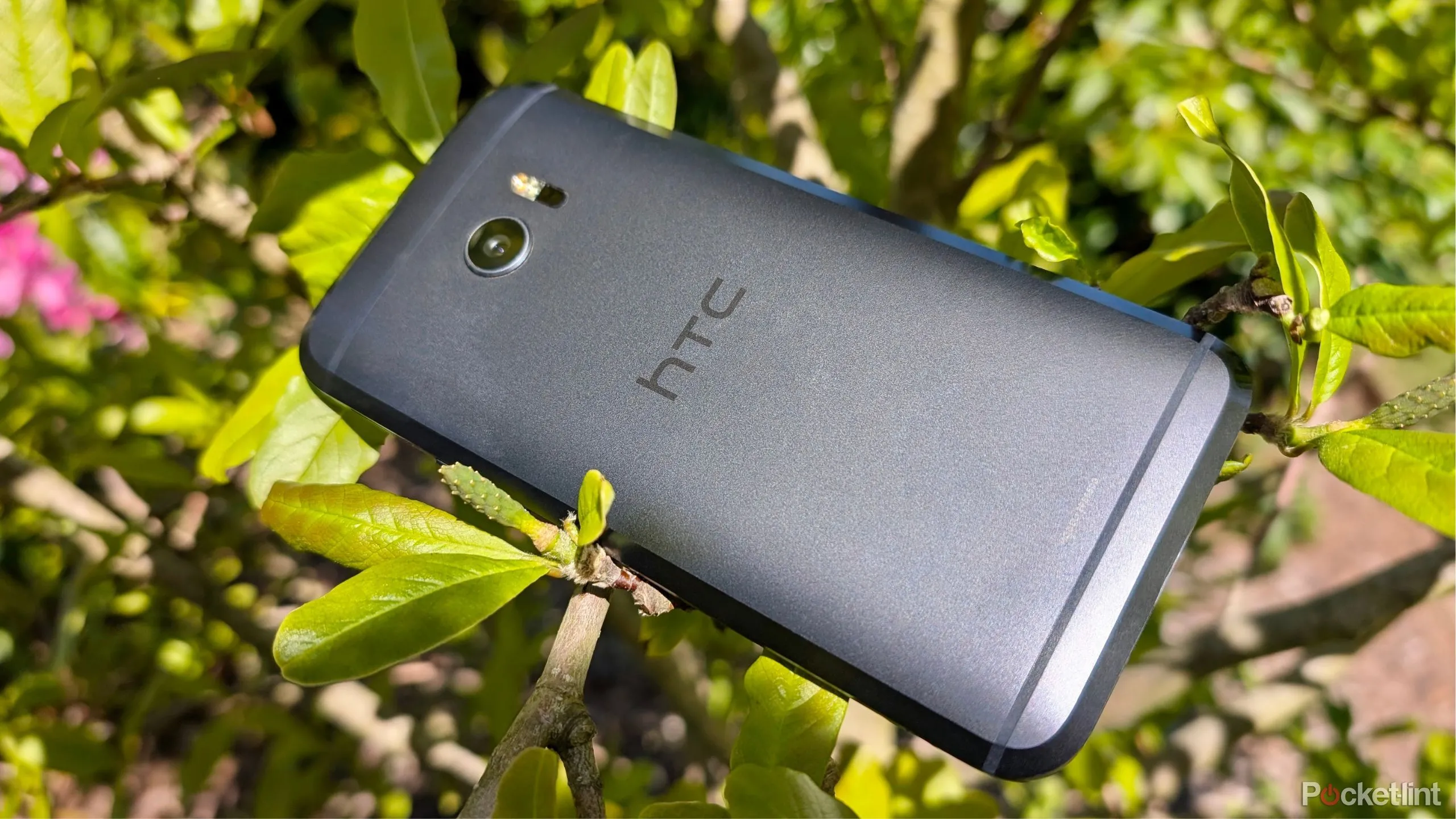 Chiếc điện thoại HTC 10 màu bạc nhìn nghiêng, nổi bật cạnh vát và nút nguồn vật lý