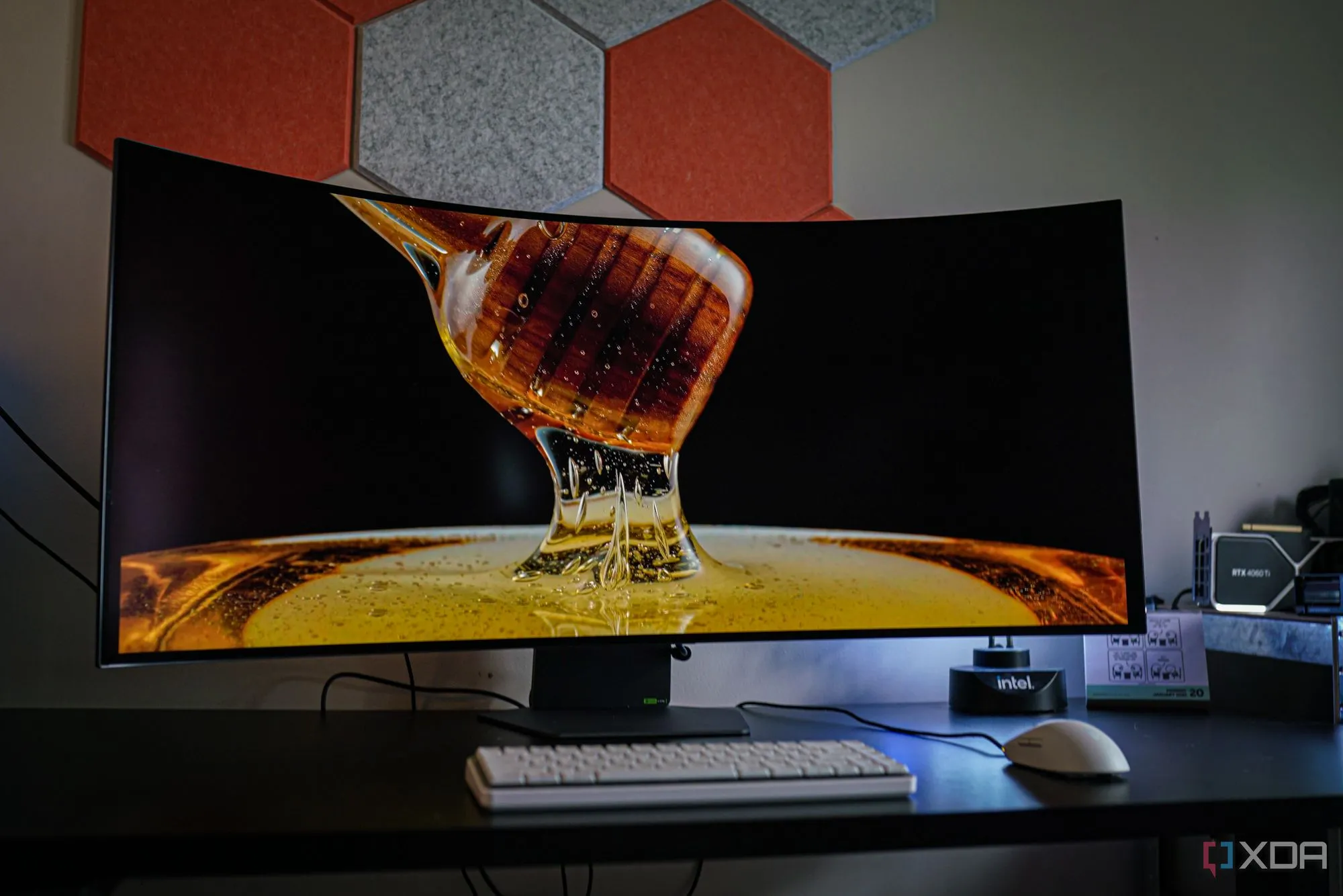 Cổng kết nối và mặt sau của màn hình LG UltraGear 5K2K OLED, hiển thị VESA mount