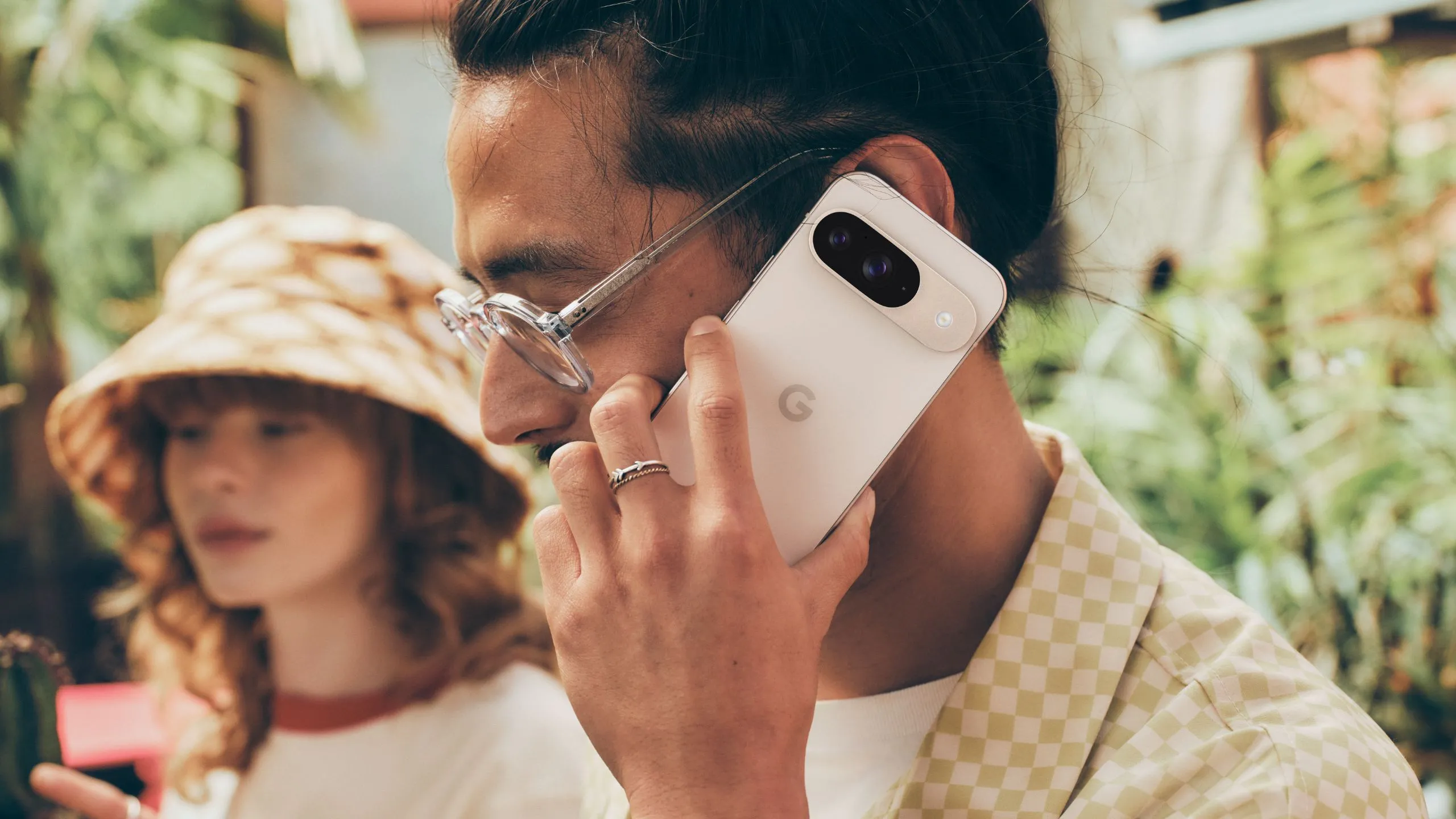 Điện thoại Google Pixel 9, đối thủ cạnh tranh của iPhone với các tính năng gọi điện thông minh tương tự.