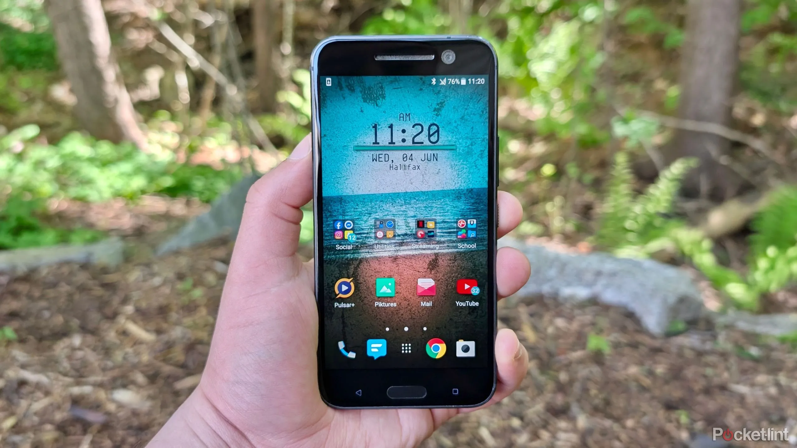 Điện thoại HTC 10 màu xám với thiết kế kim loại nguyên khối và cạnh vát độc đáo