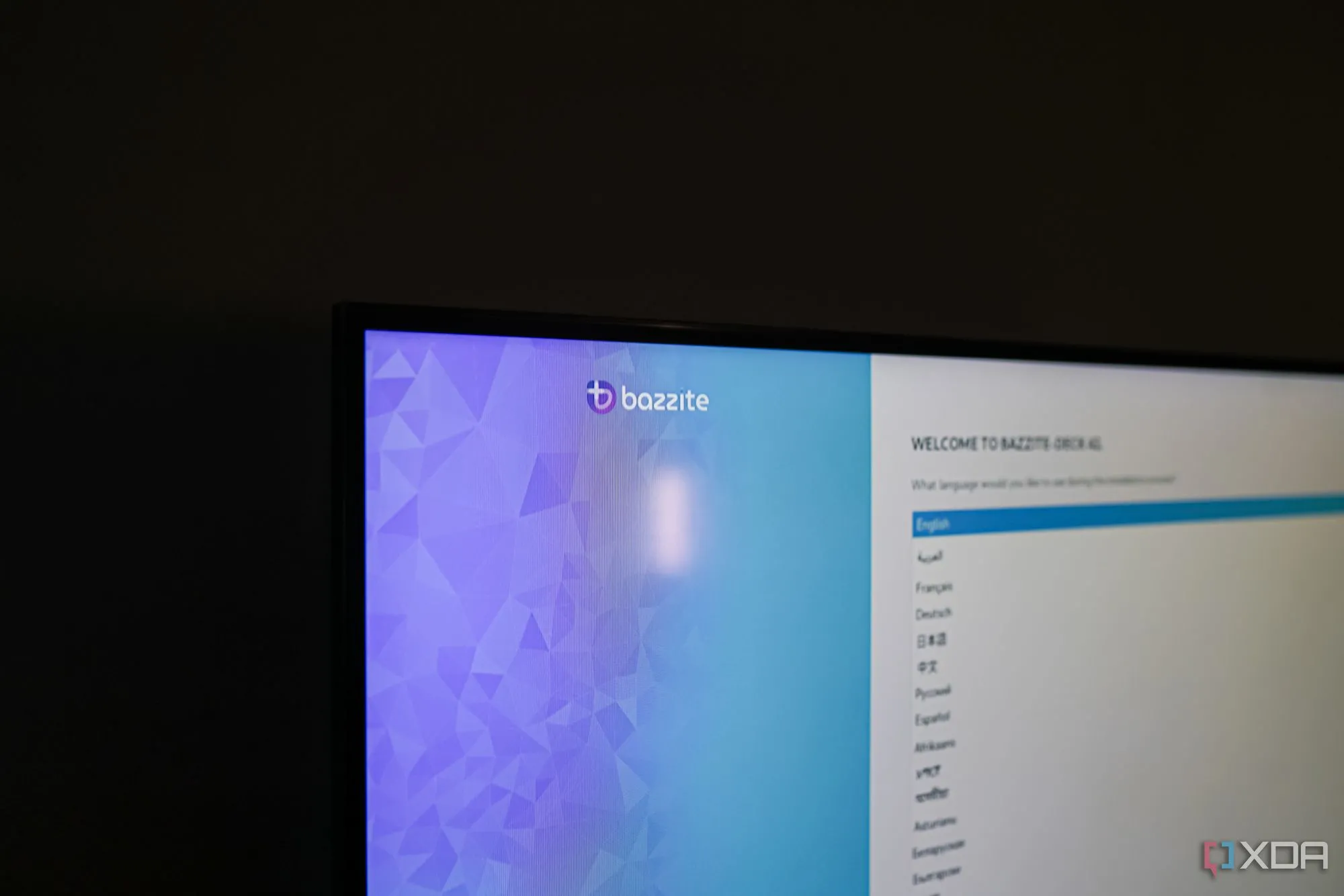 Giao diện Steam Game Mode trong Bazzite OS hiển thị trên màn hình TV lớn