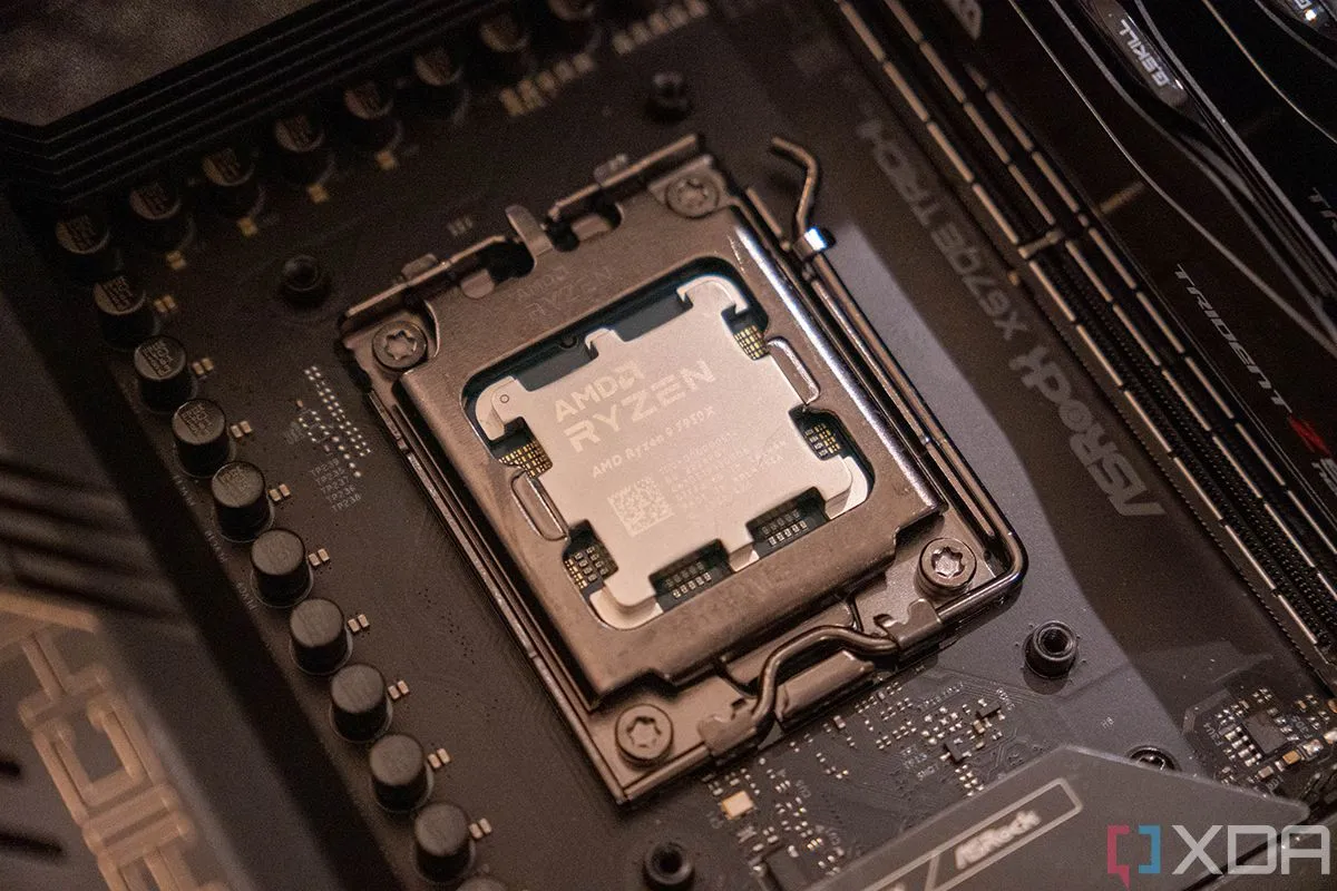 Góc nhìn của CPU AMD Ryzen 9 7950X được lắp trên bo mạch chủ