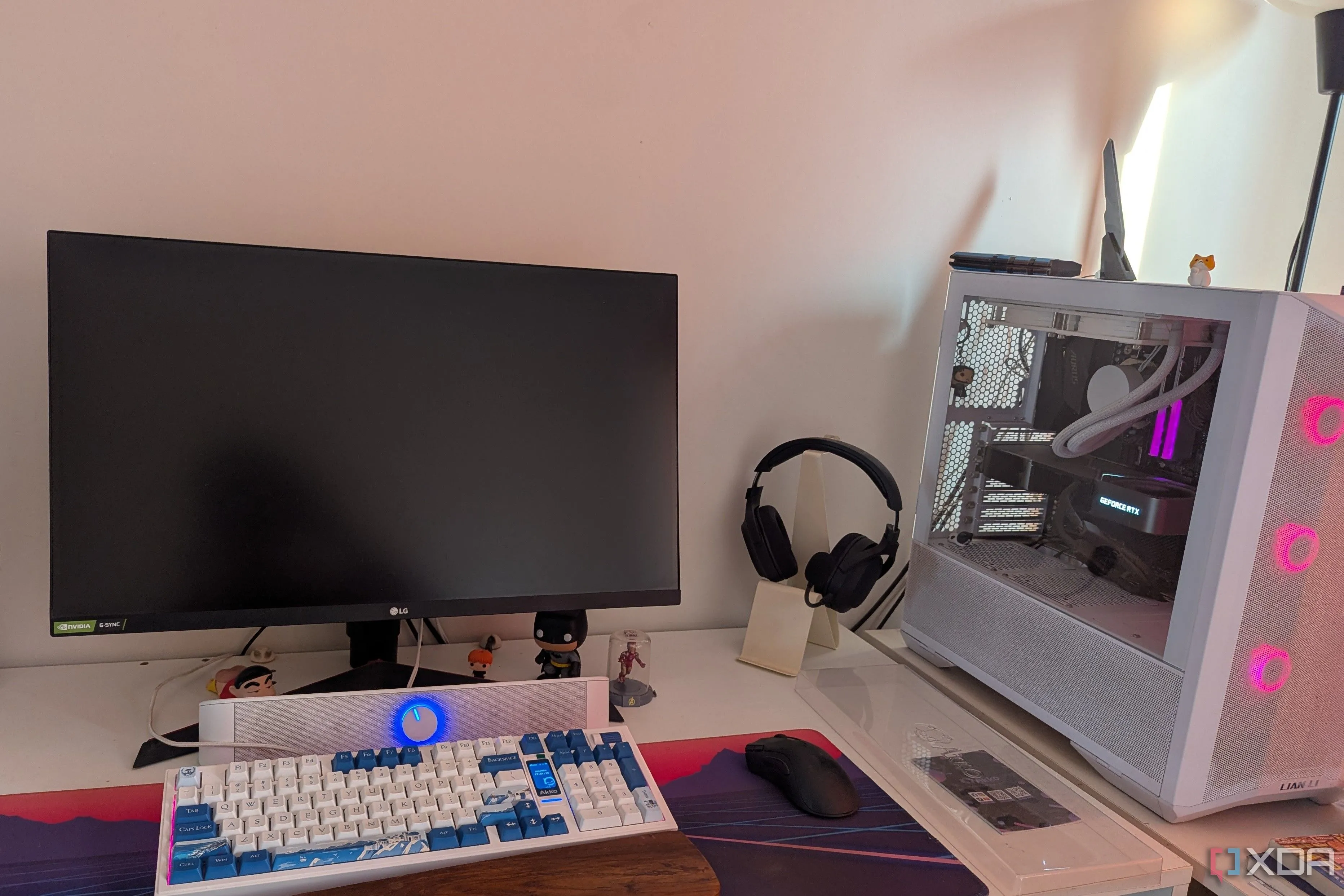 Góc setup máy tính chơi game điển hình, nơi giải pháp âm thanh đóng vai trò quan trọng