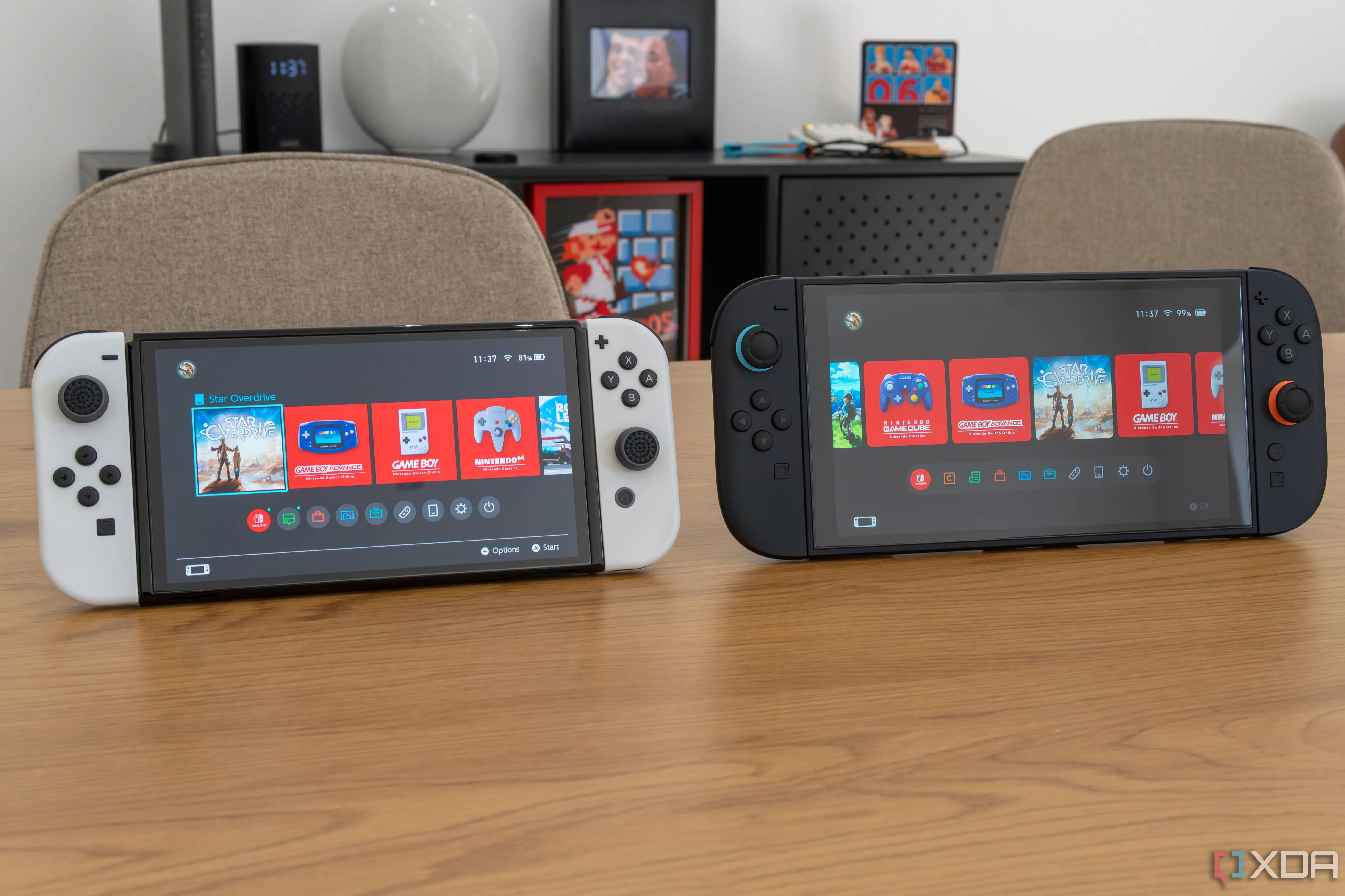 Hai máy chơi game Nintendo Switch OLED và Switch 2 đặt cạnh nhau, hiển thị màn hình chính