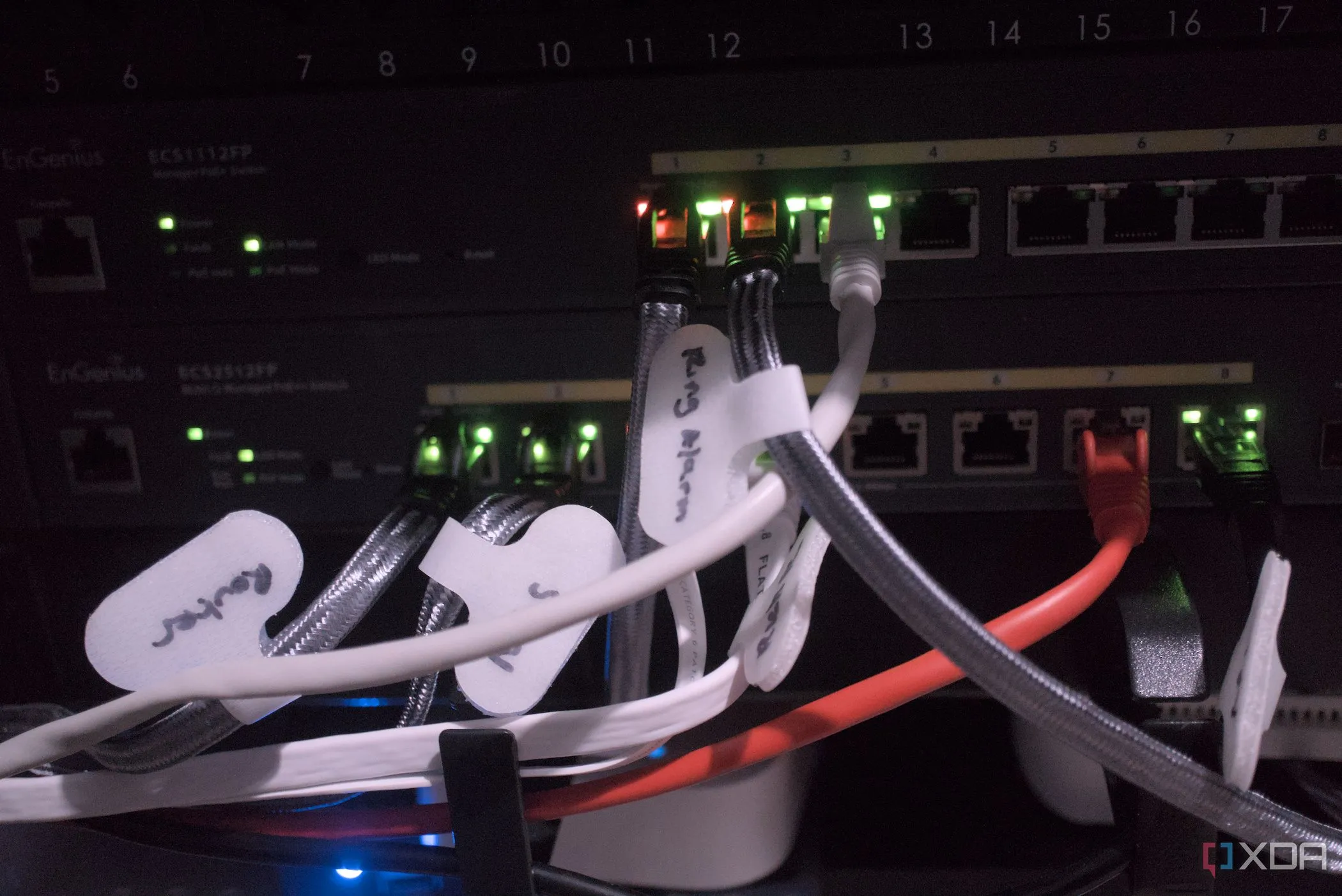 Hệ thống cáp mạng phức tạp trong tủ rack, biểu trưng cho sự phức tạp của cấu hình mạng truyền thống.