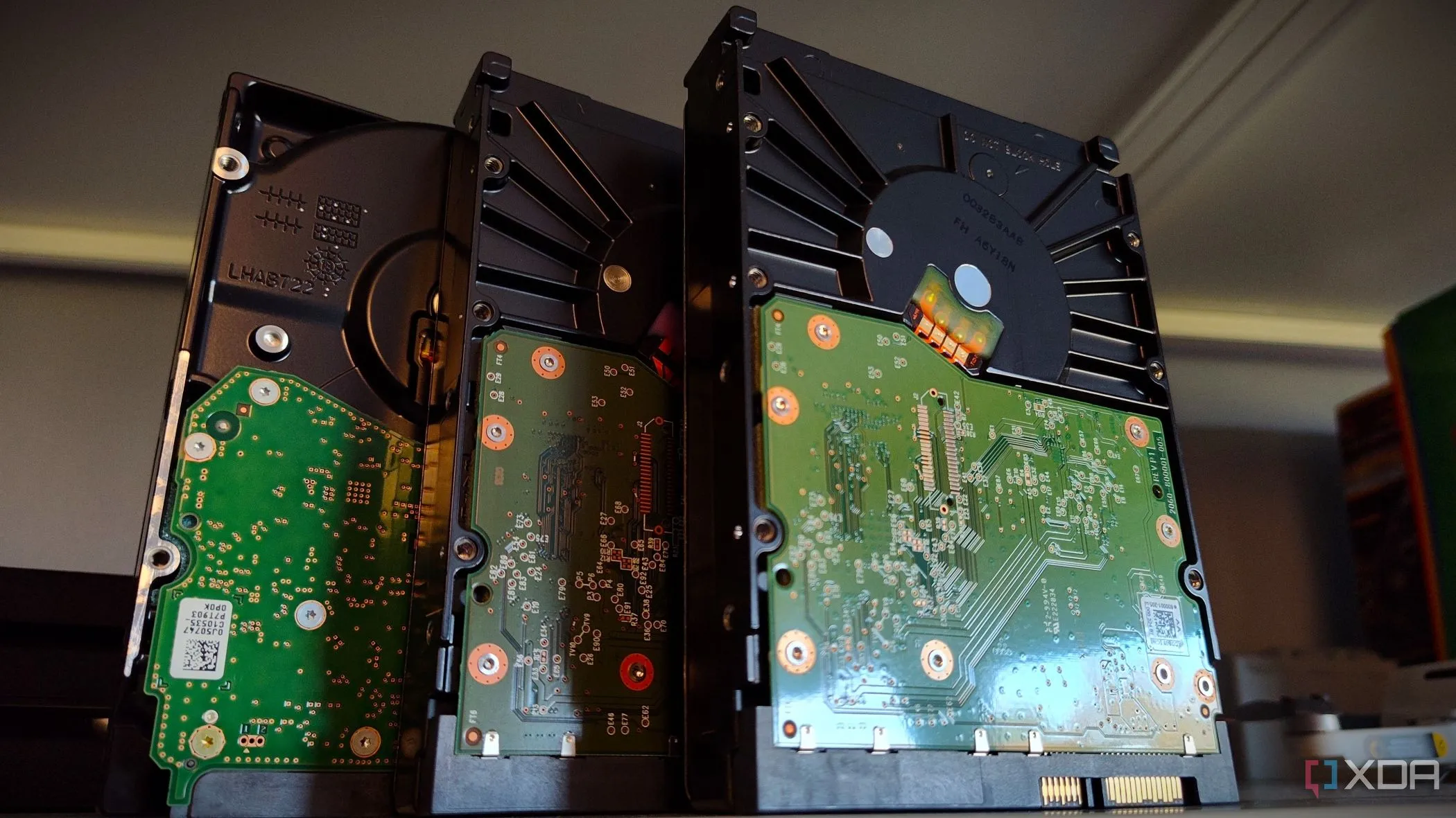 Hình ảnh chồng các ổ cứng HDD lưu trữ dữ liệu dung lượng lớn cho mục đích cold storage