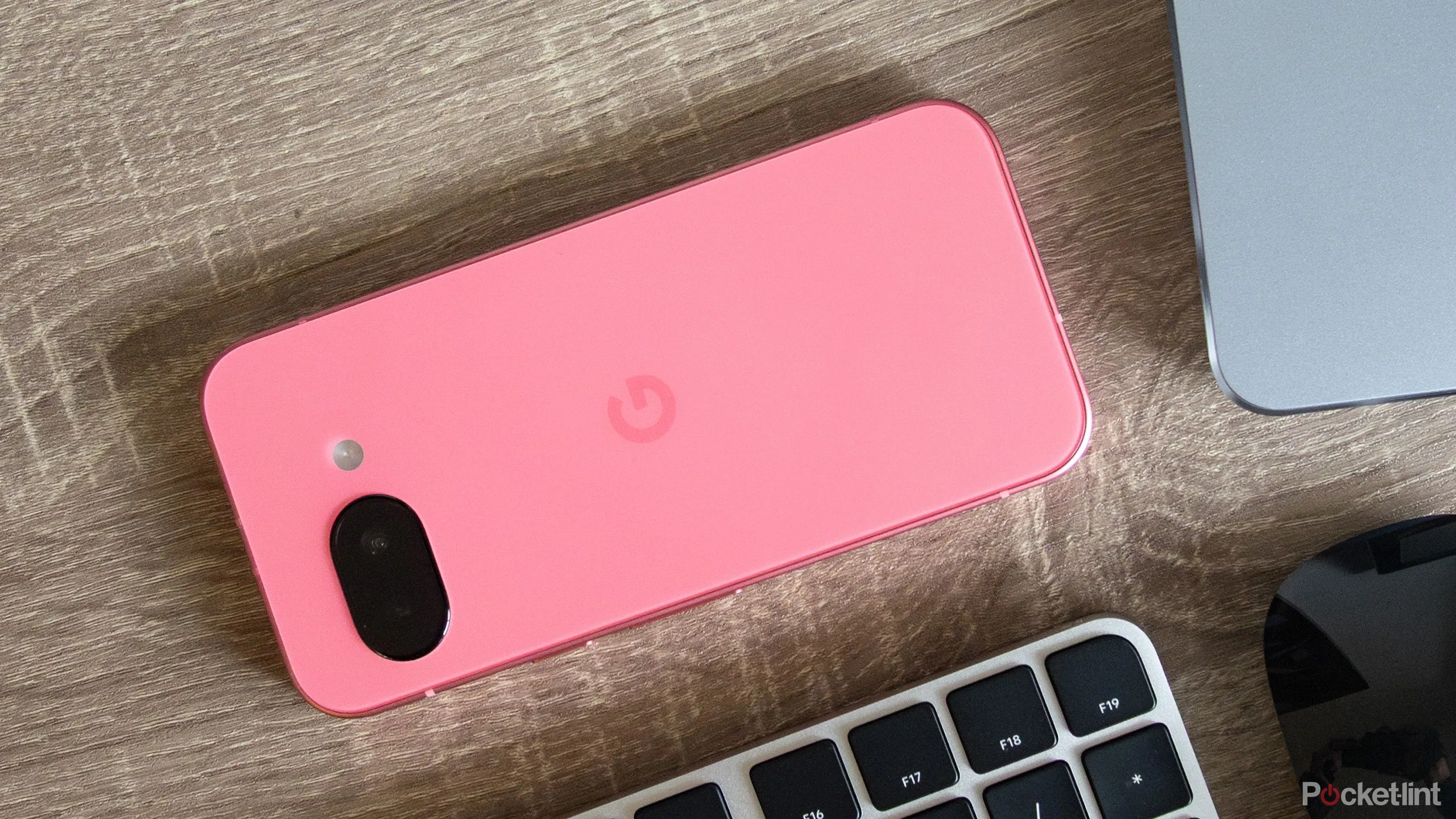 Hình ảnh Google Pixel 9a nhìn từ trên xuống, so sánh với iPhone 16e