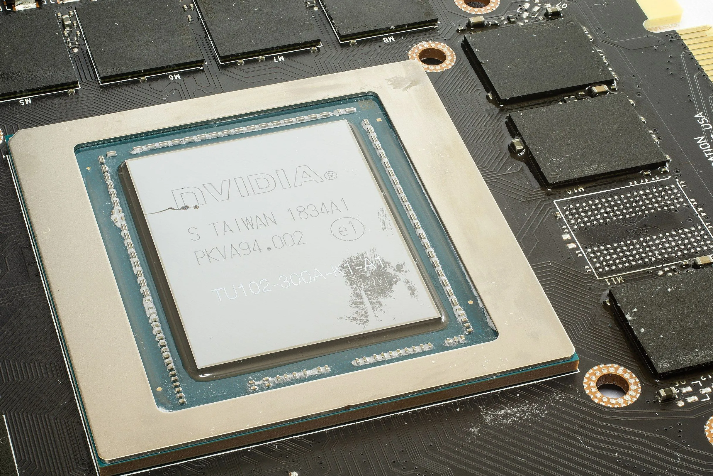 Hình ảnh minh họa chip GPU và bộ nhớ VRAM trên card đồ họa