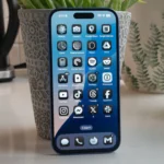 Hình ảnh minh họa giao diện iOS 26 trên điện thoại iPhone