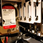 Hình ảnh nhiều ổ cứng HDD cho thấy khả năng lưu trữ dung lượng lớn