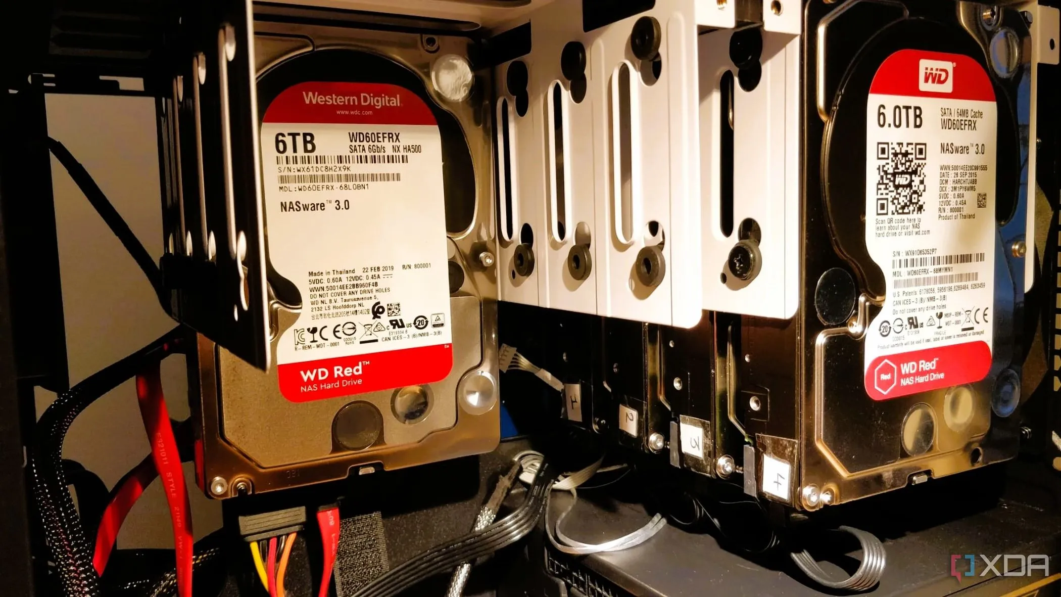 Hình ảnh nhiều ổ cứng HDD cho thấy khả năng lưu trữ dung lượng lớn