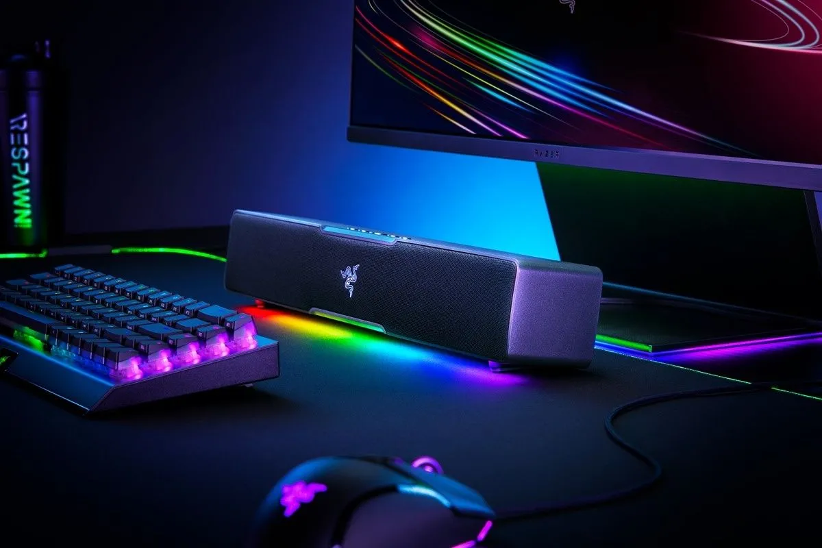 Hình ảnh soundbar Razer Leviathan V2 X cao cấp trong góc setup PC, cho thấy tiềm năng thẩm mỹ của soundbar