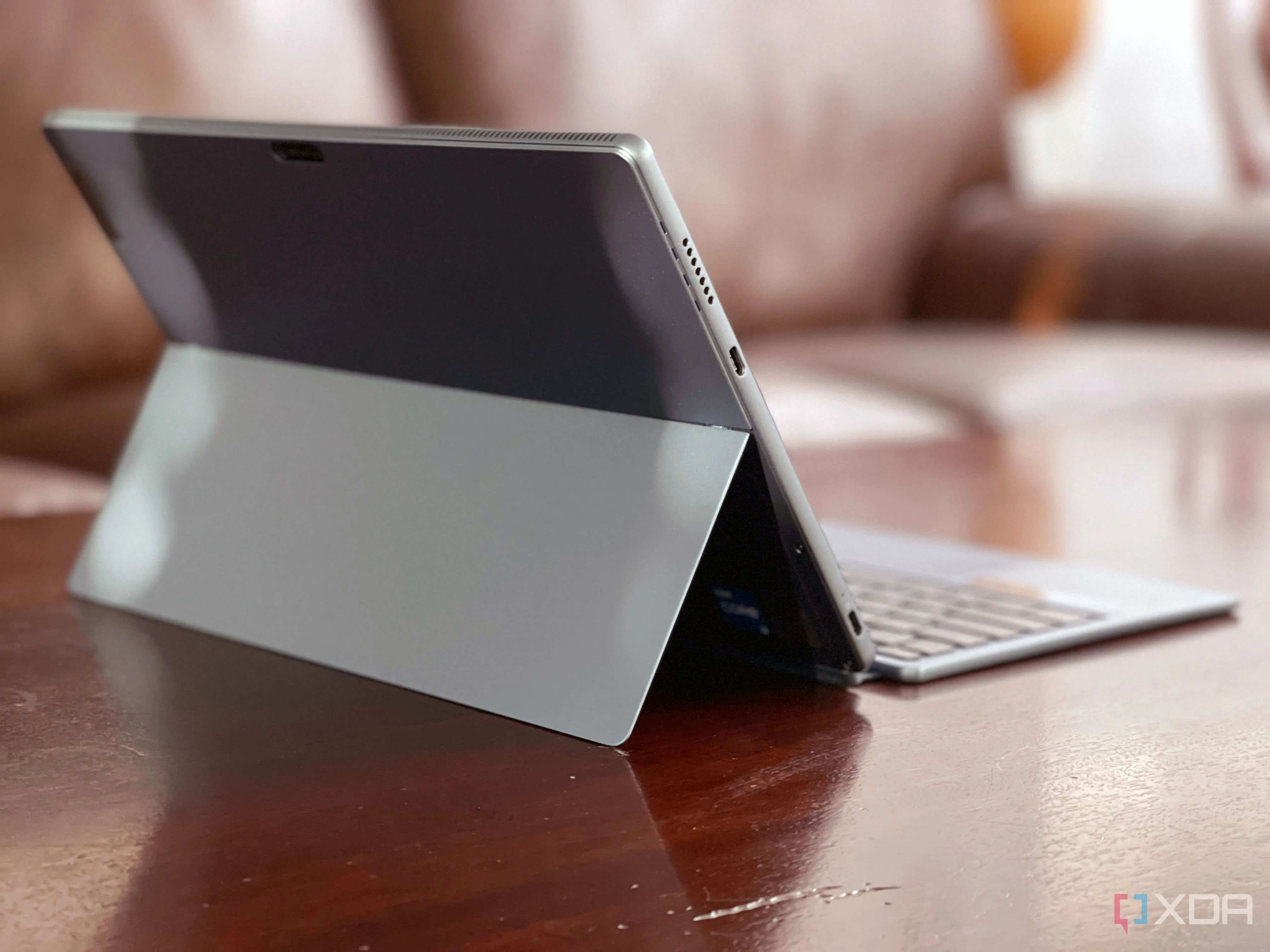 Lenovo IdeaPad Duet 5 đặt trên bàn, cho thấy thiết kế mặt lưng