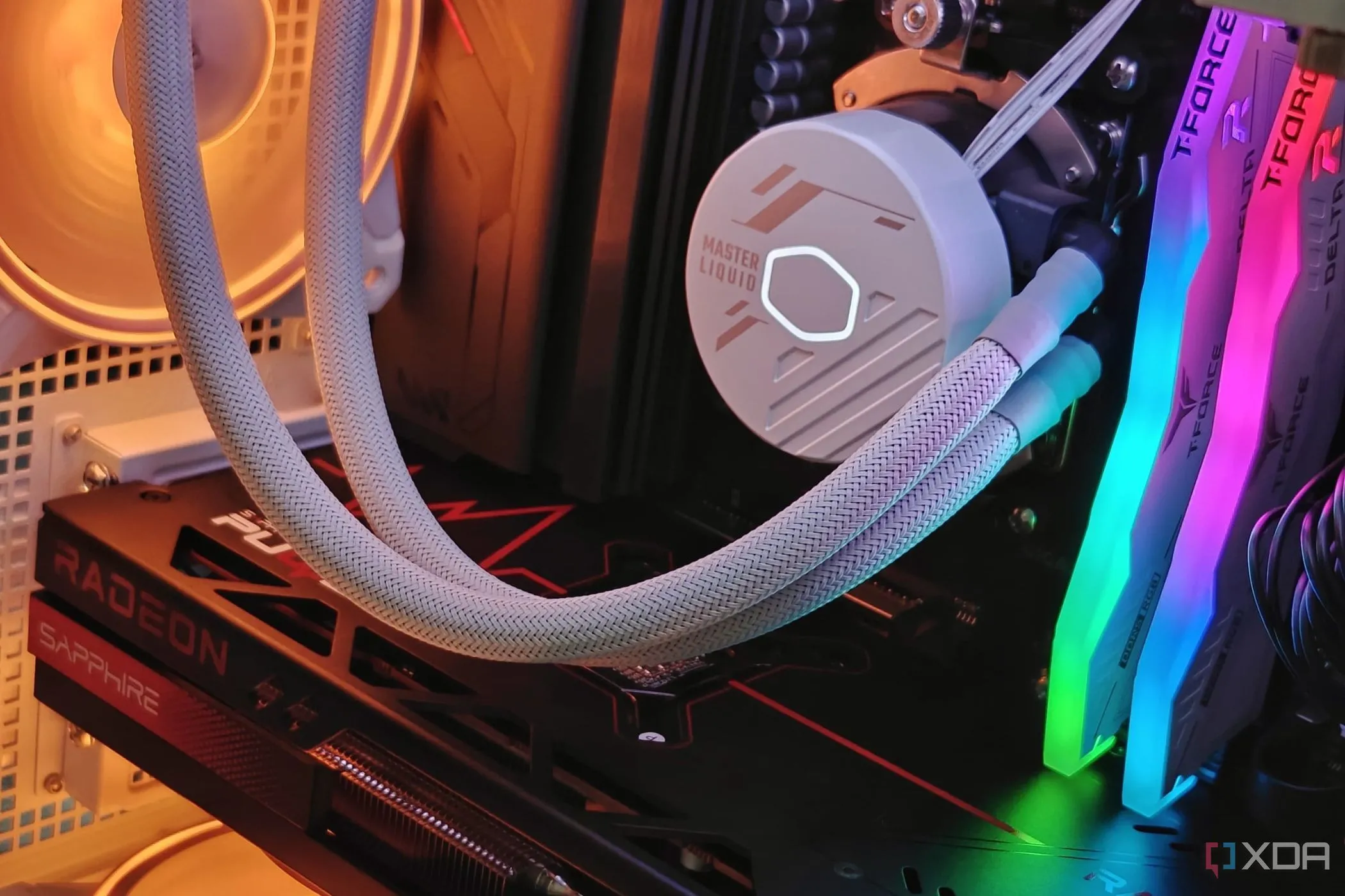 Linh kiện bên trong thùng máy tính gaming có đèn RGB sáng