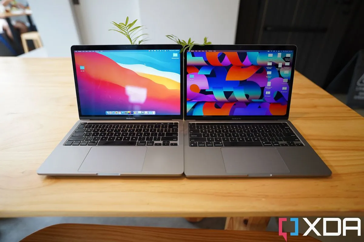 MacBook Pro 13-inch 2020 chạy chip Intel (trái) và MacBook Pro 13-inch 2022 chạy chip M2 (phải), minh họa sự khác biệt giữa hai dòng chip