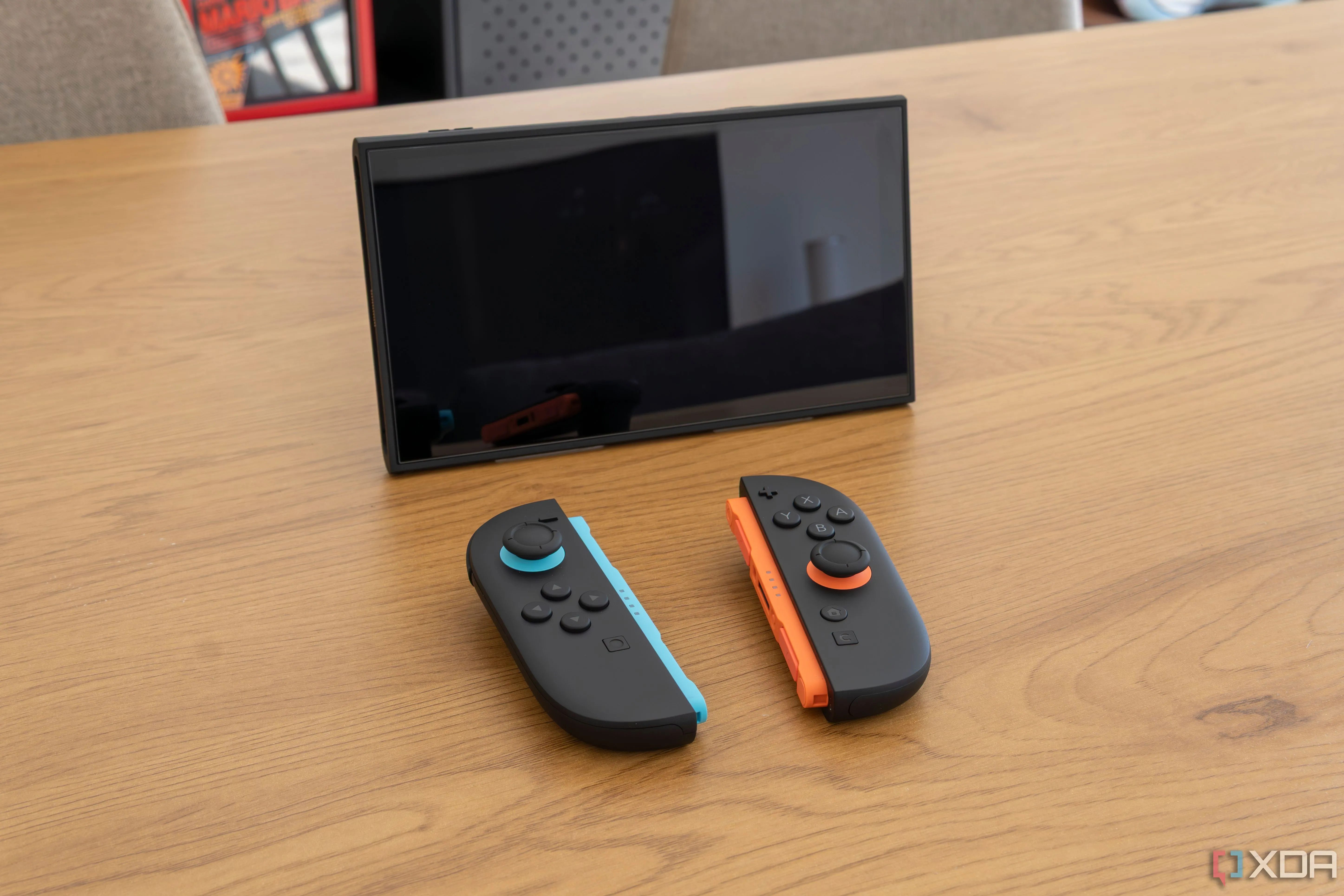 Máy Nintendo Switch 2 ở chế độ tabletop với bộ điều khiển Joy-Con 2