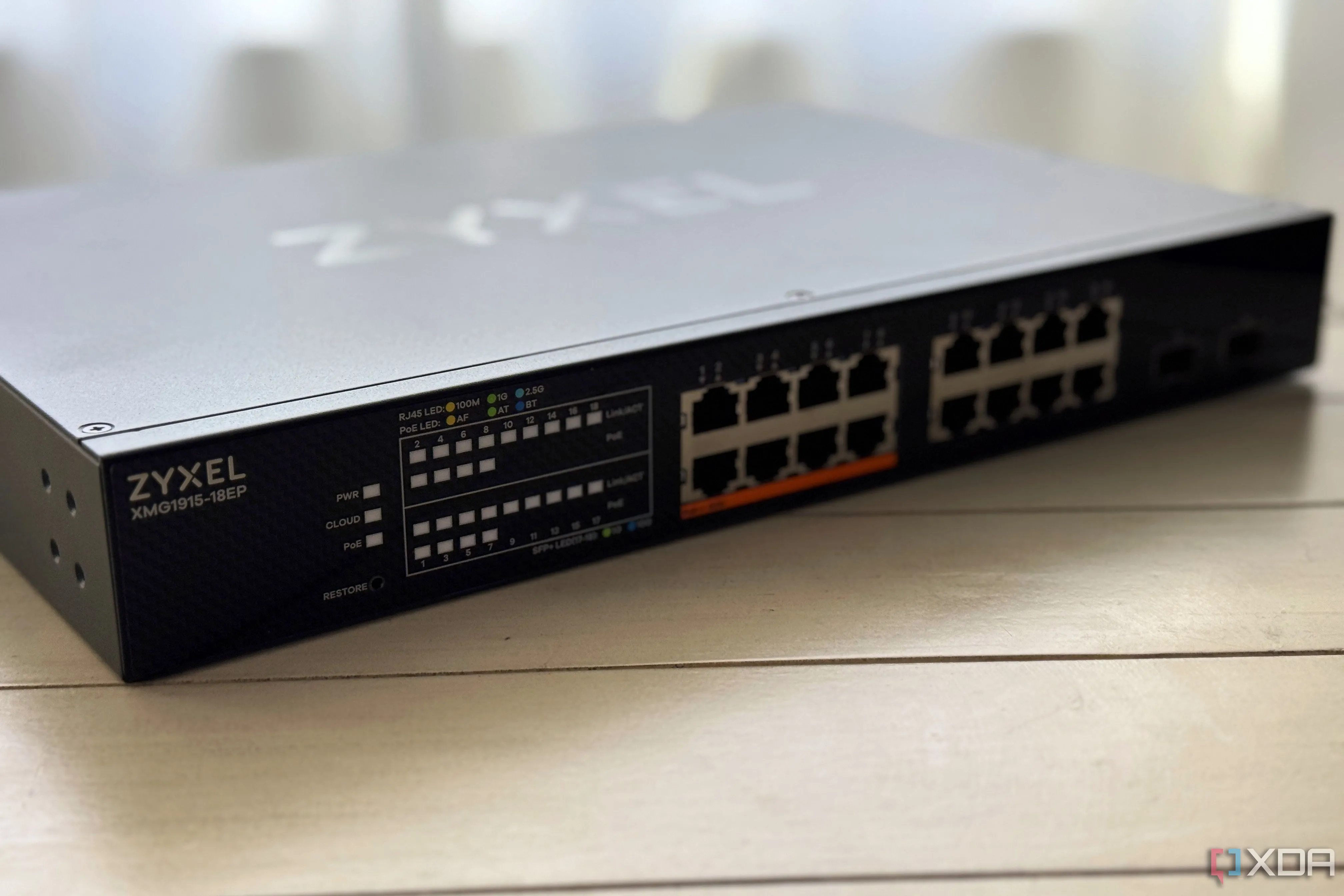 Một bộ chuyển mạch (switch) mạng, biểu trưng cho khả năng kết nối nhiều dịch vụ trong mạng nội bộ.