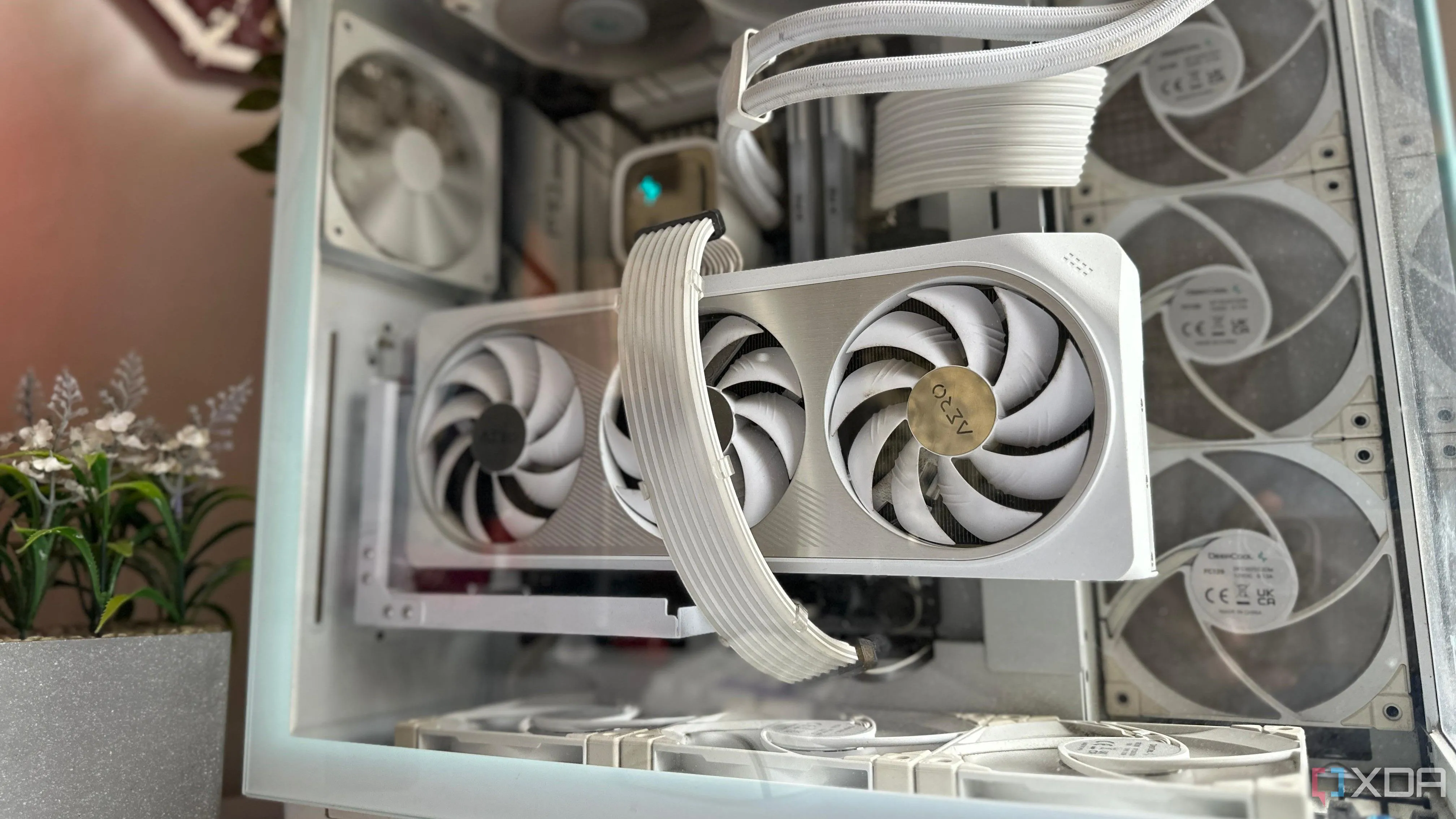 Một chiếc PC gaming màu trắng với card đồ họa trắng nổi bật