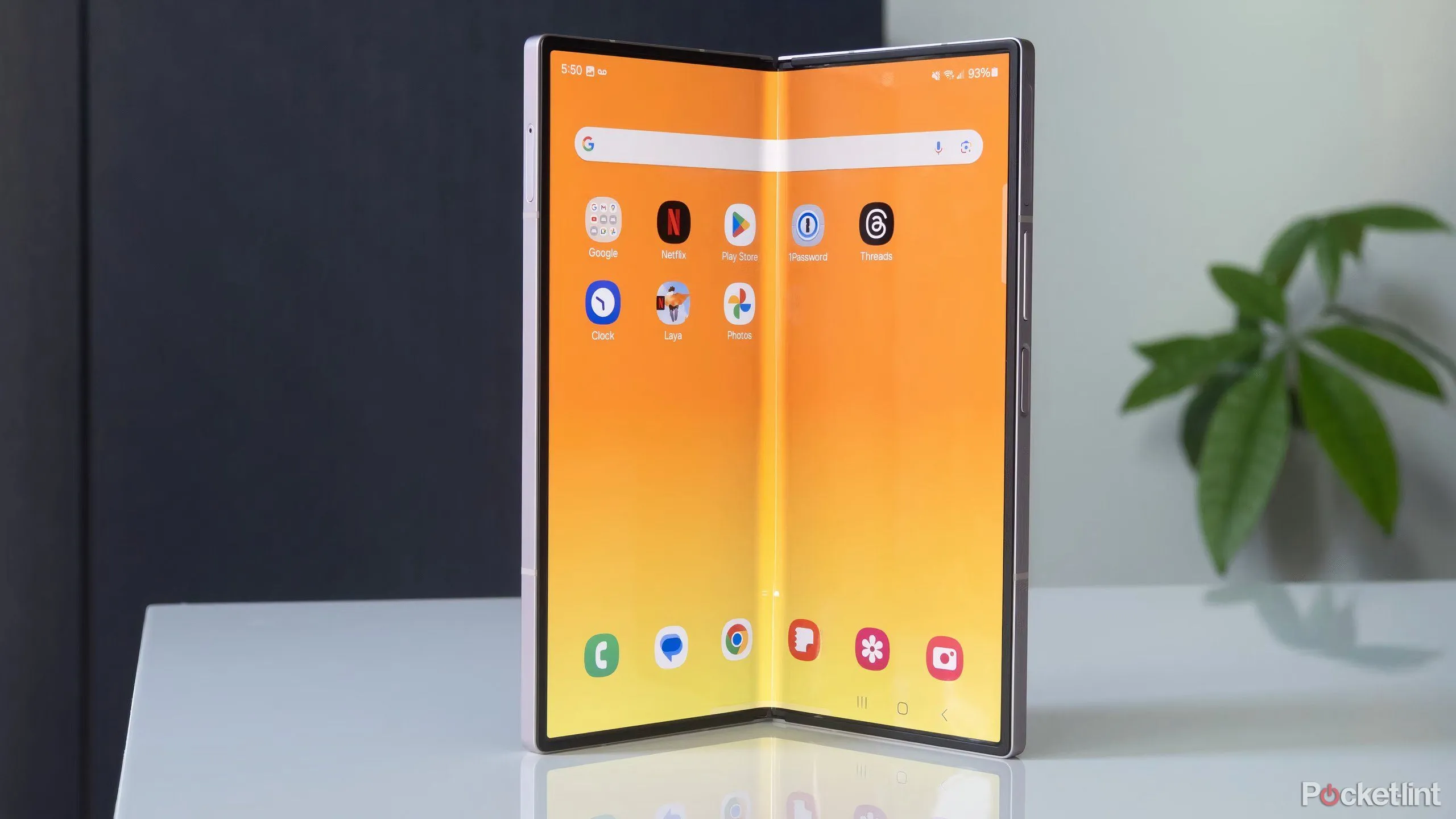 Một chiếc Samsung Galaxy Z Fold 6 màu bạc đang mở trên mặt bàn trắng.
