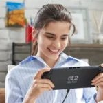 Người chơi cầm máy chơi game Nintendo Switch 2 ở chế độ cầm tay