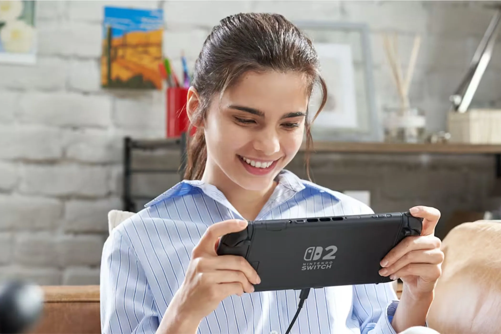 Người chơi cầm máy chơi game Nintendo Switch 2 ở chế độ cầm tay