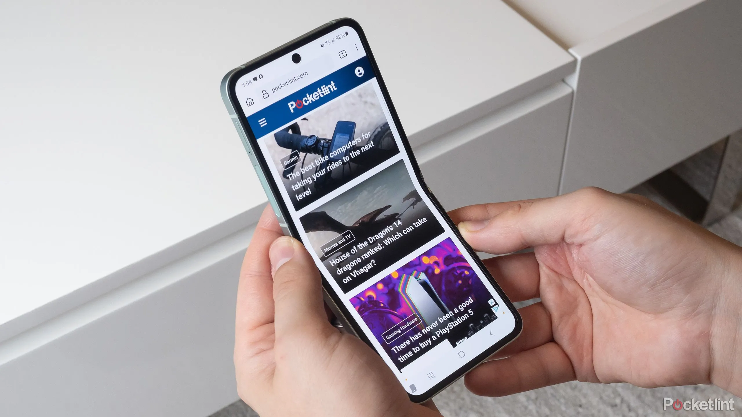Người dùng cầm điện thoại Galaxy Z Flip