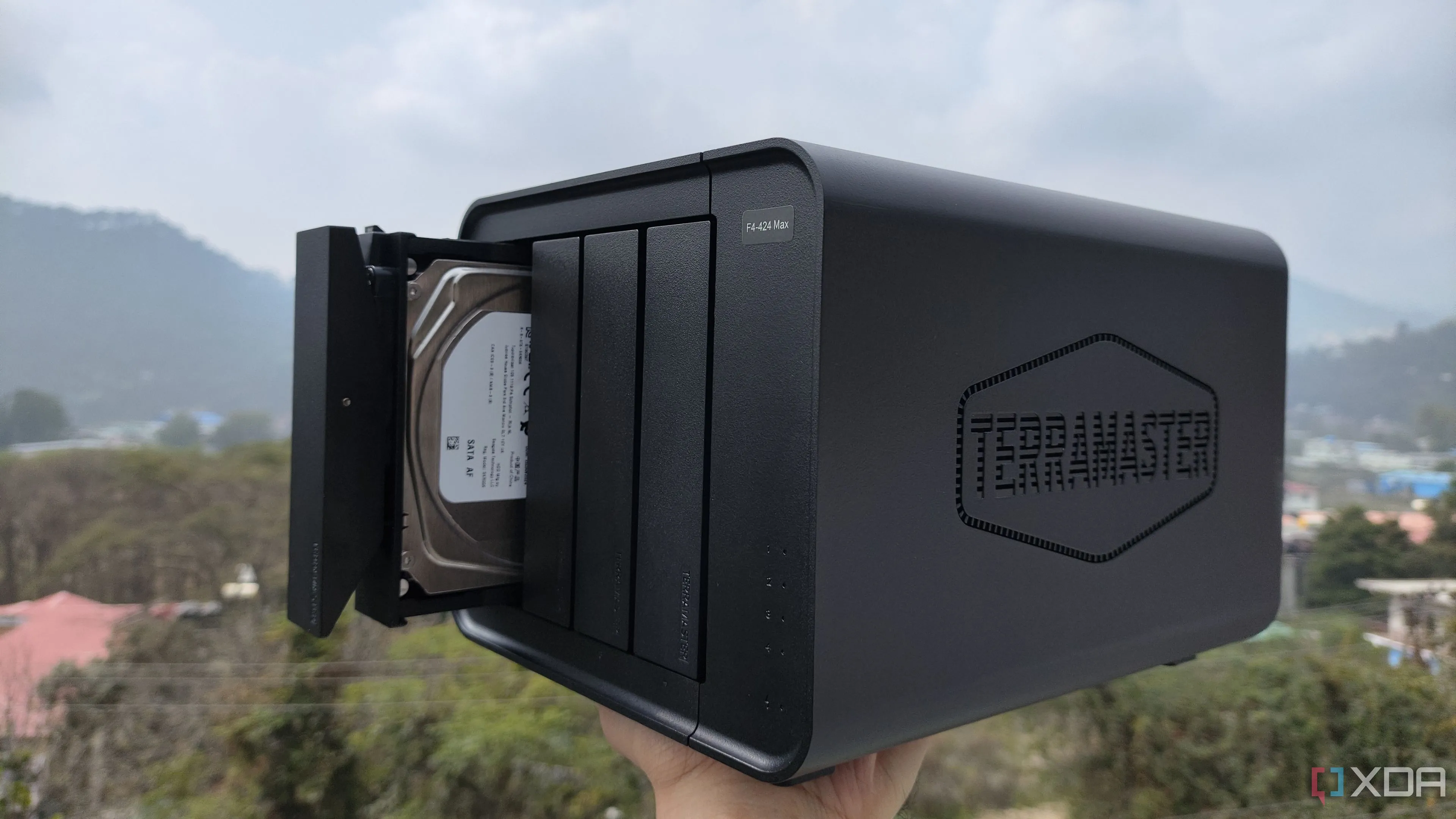 Người dùng đang cầm thiết bị NAS TerraMaster F4-424 Max
