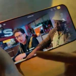 Người dùng đang quay video bằng iPhone 16 Pro, minh họa khả năng chụp ảnh/quay phim của điện thoại cao cấp.