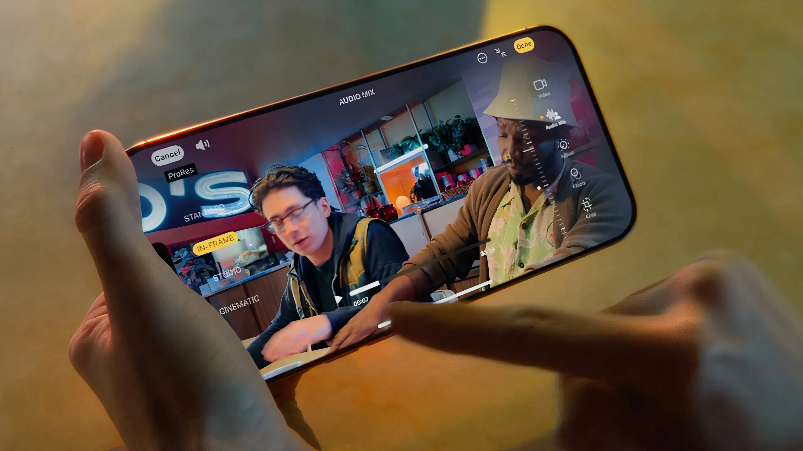 Người dùng đang quay video bằng iPhone 16 Pro, minh họa khả năng chụp ảnh/quay phim của điện thoại cao cấp.