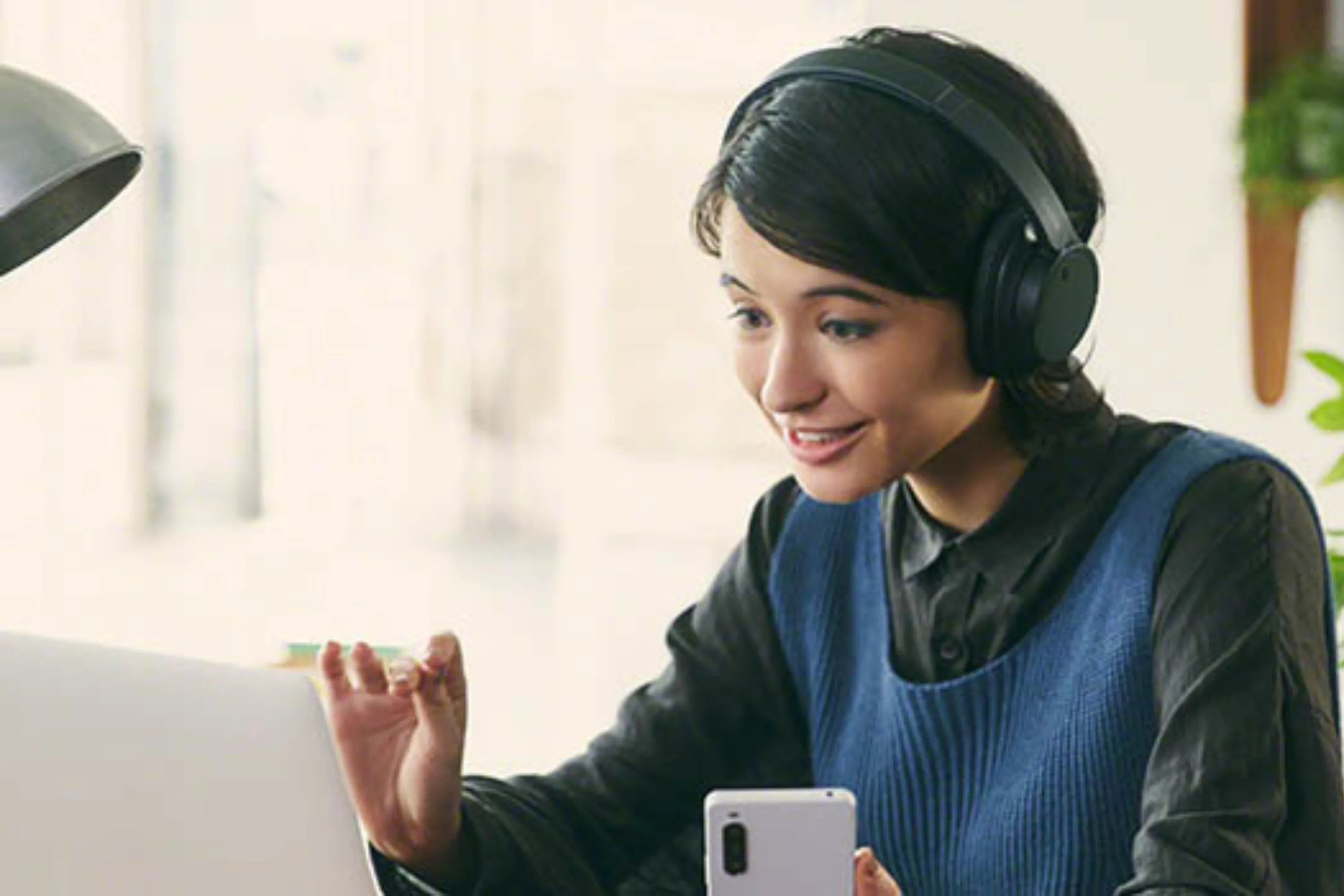 Người dùng đeo tai nghe không dây chống ồn Sony WH-CH720N