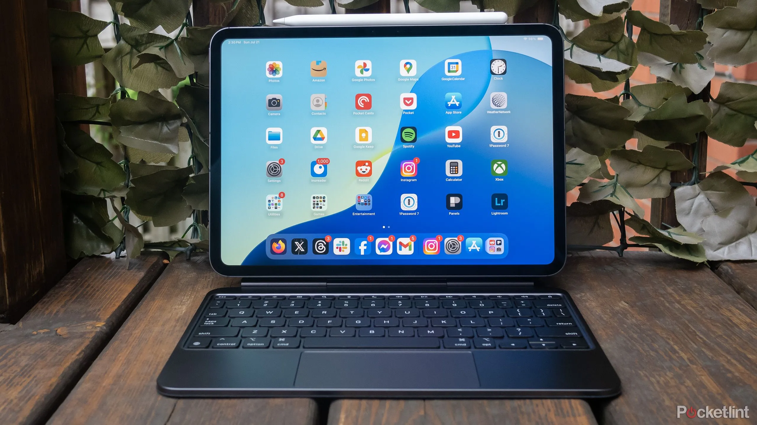 Người dùng sử dụng iPad Pro cho công việc