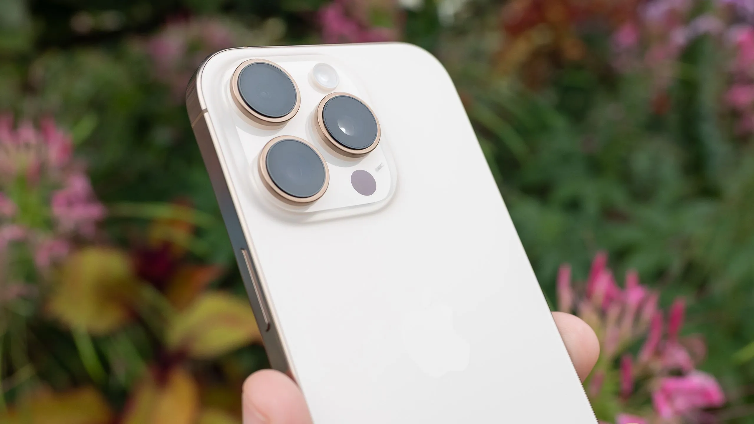 Người dùng sử dụng iPhone, minh họa thiết bị chạy hệ điều hành iOS