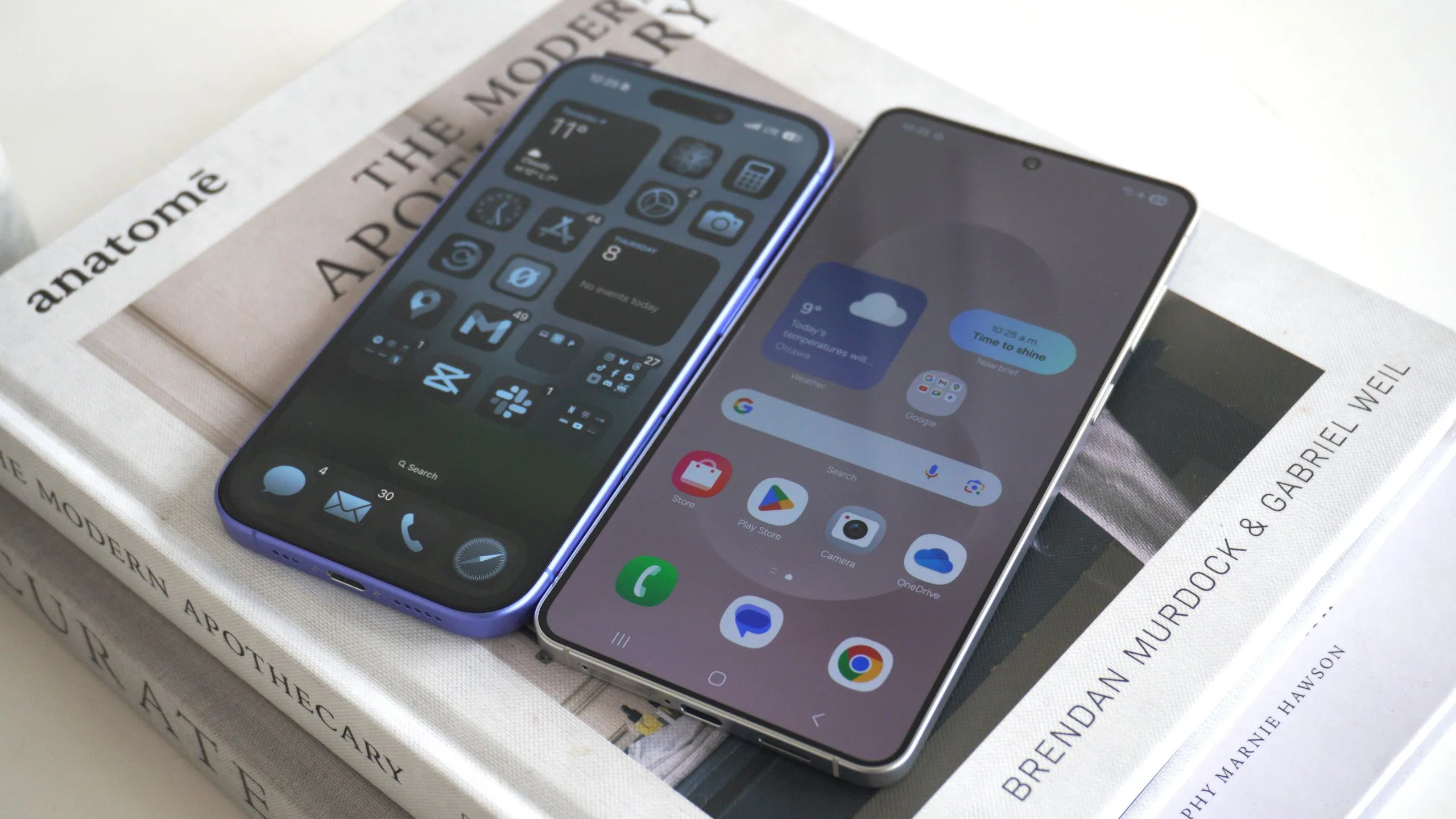 So sánh kích thước giữa một mẫu điện thoại Android (Galaxy S25 Edge) và iPhone 16, minh họa việc chuyển đổi eSIM giữa hai nền tảng