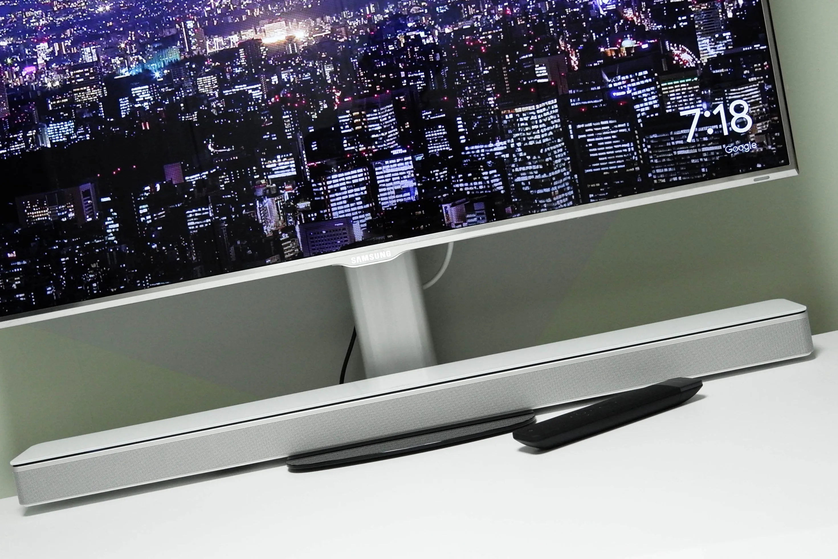 Soundbar được đặt gọn gàng dưới màn hình máy tính trên bàn làm việc