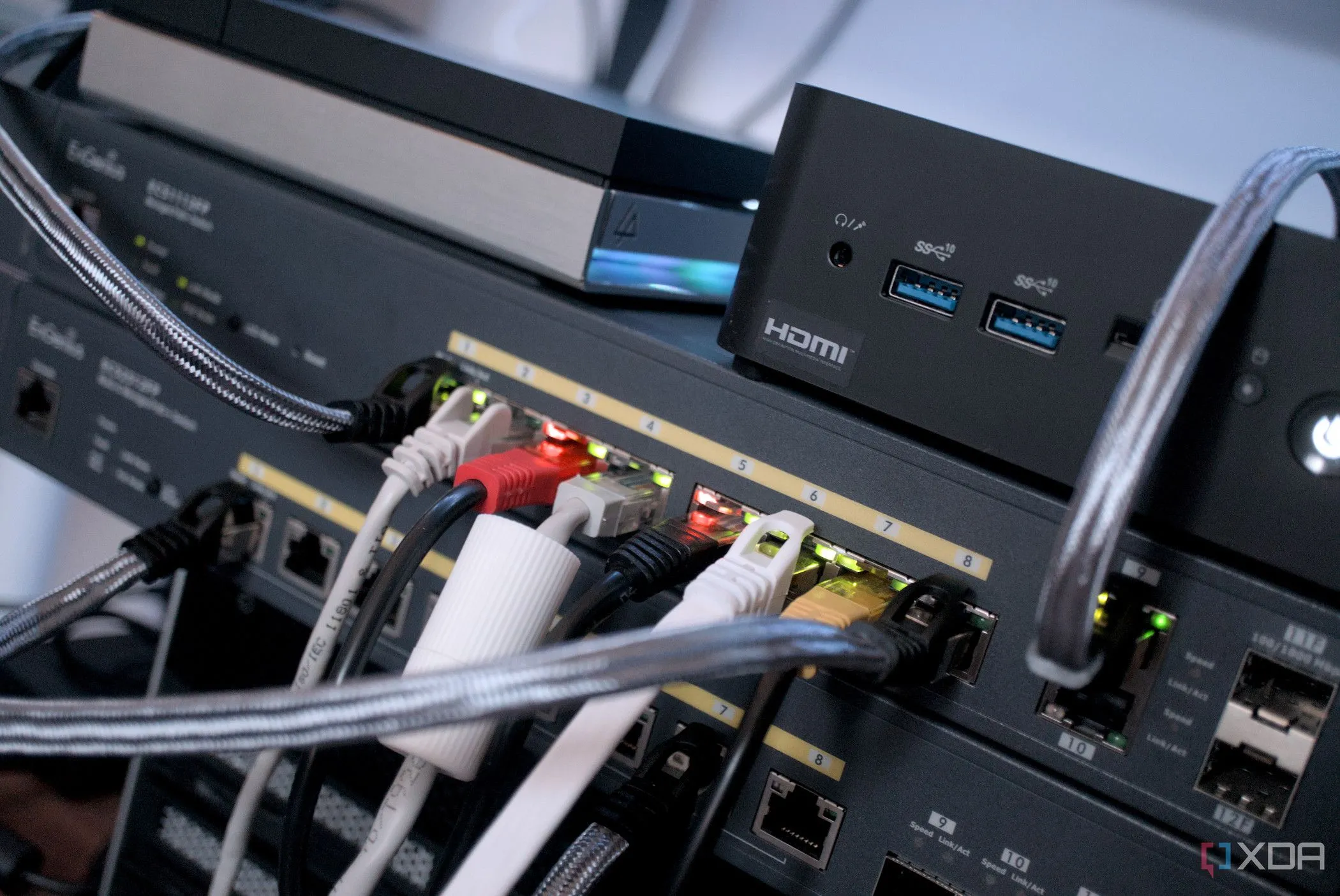 Thiết bị mạng điển hình cho self-hosting tại nhà: Switch, NAS và Router
