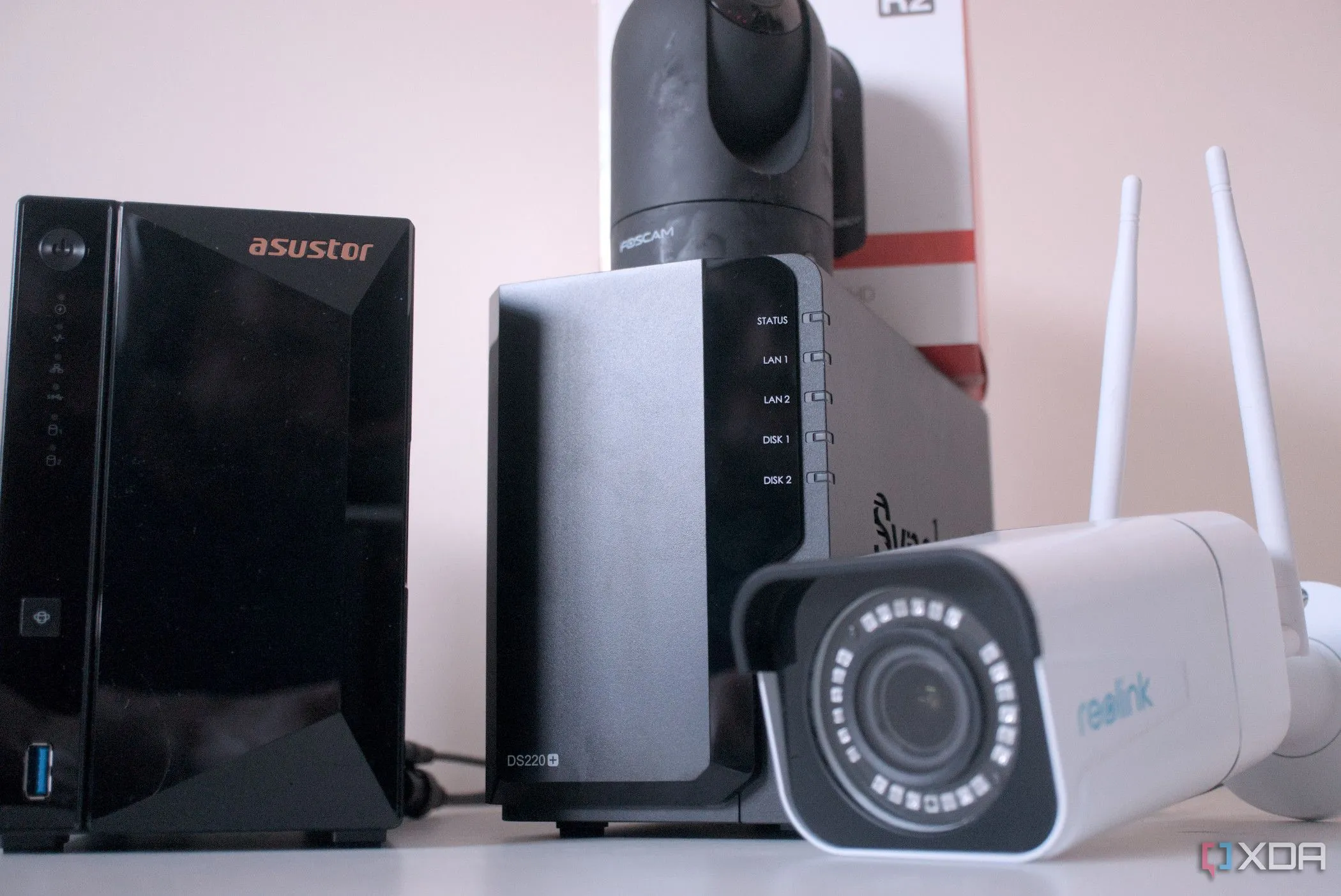 Thiết bị NAS kết nối với camera giám sát, sử dụng ổ cứng HDD cho hệ thống NVR