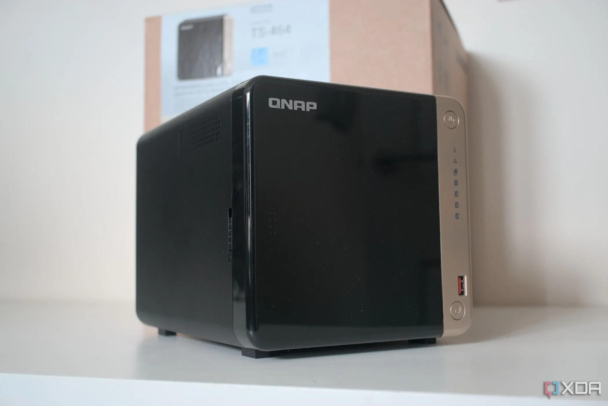 Thiết bị NAS QNAP TS-464, thường dùng làm máy chủ đa phương tiện HTPC
