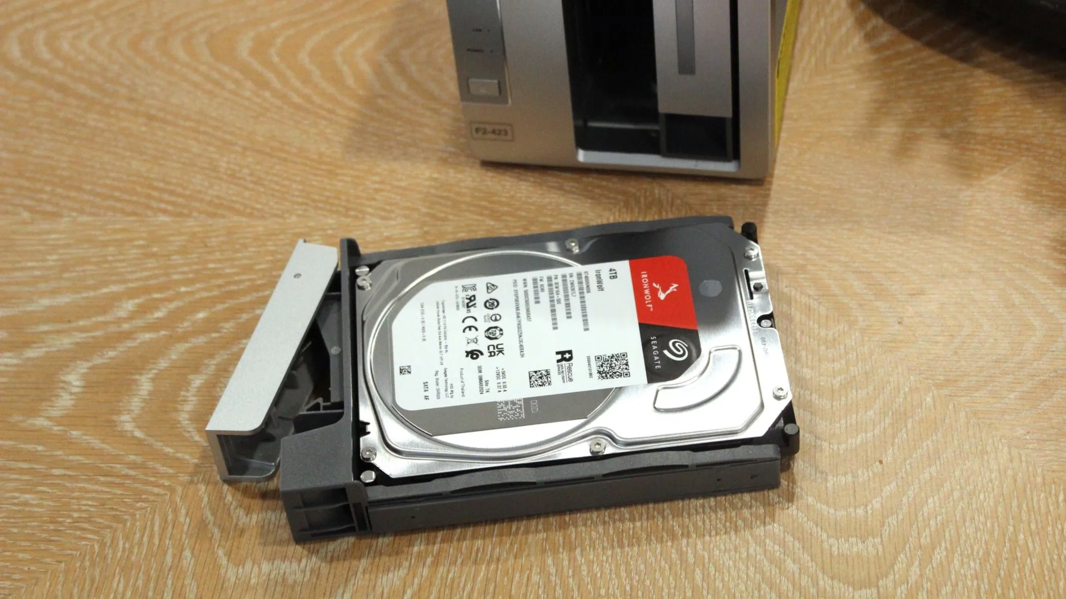 Thiết bị NAS Terramaster F2-423 với một ổ cứng Seagate trong khung hình, minh họa việc mở rộng lưu trữ NAS