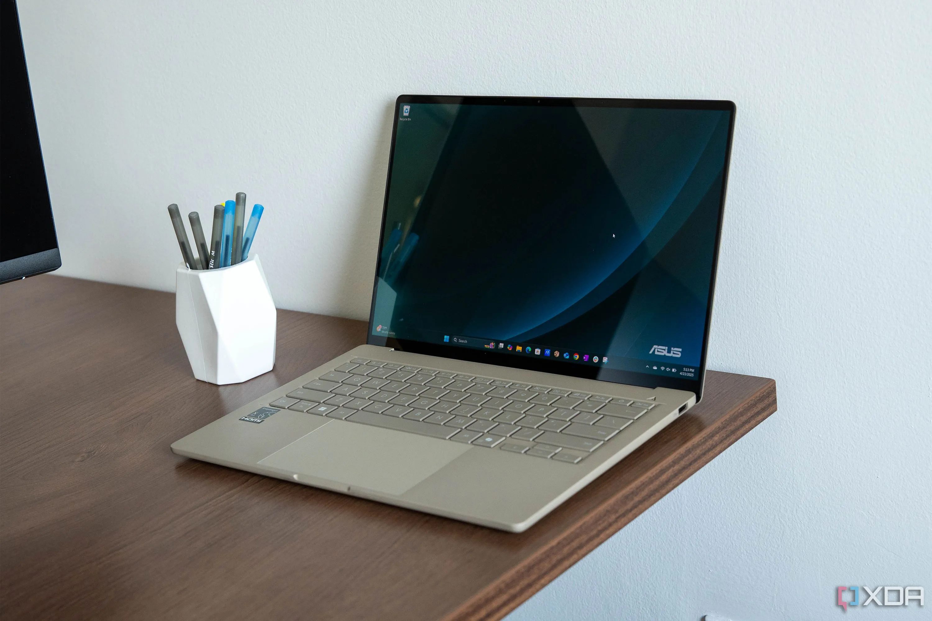 Thiết kế mỏng nhẹ ấn tượng của laptop Asus Zenbook A14